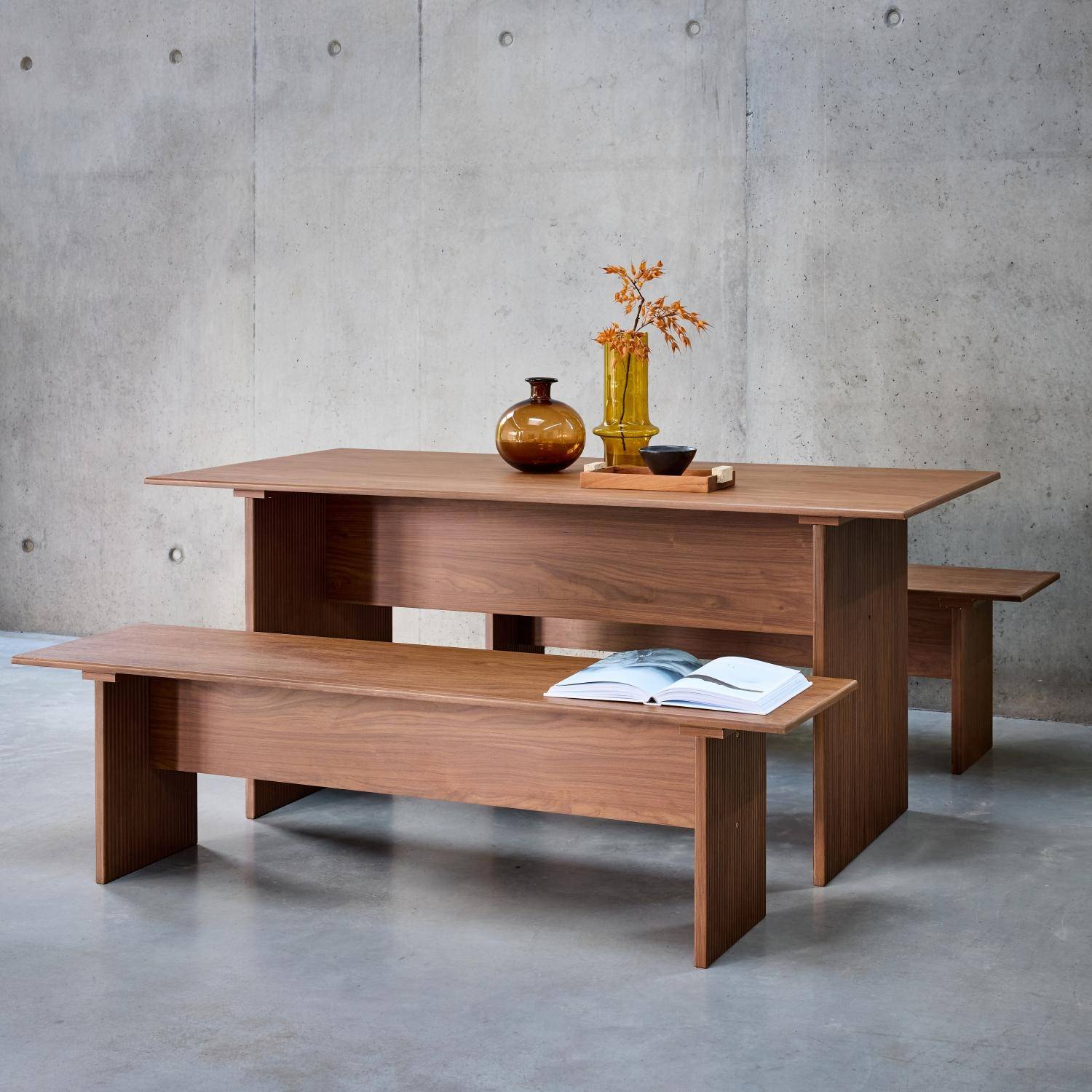 Set van 4-persoons rechthoekige eettafel en 2 banken met houtsnijwerkeffect Photo2