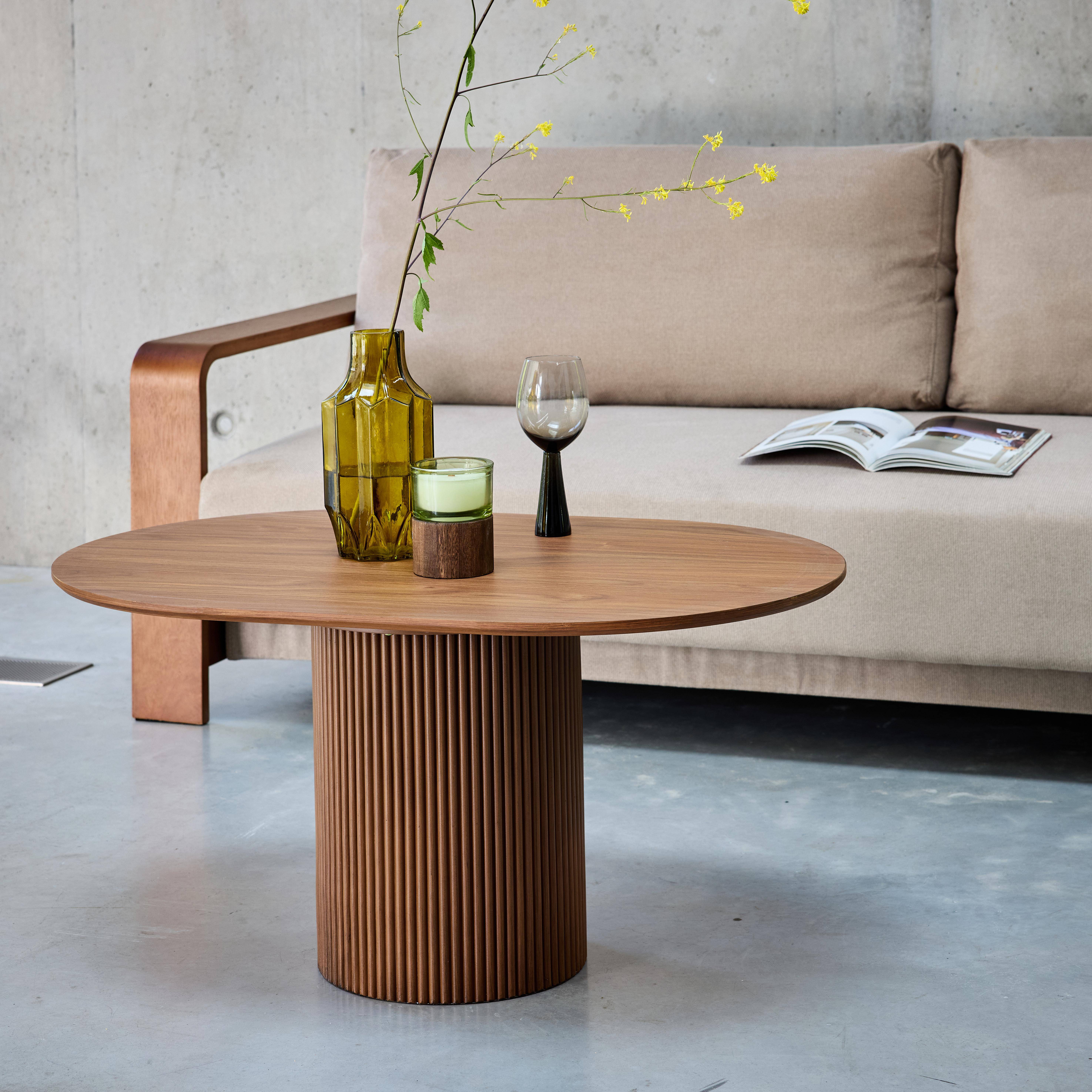 Ovaler Couchtisch mit mit geriffeltem Holzlook in der Farbe Nussbaum I sweeek