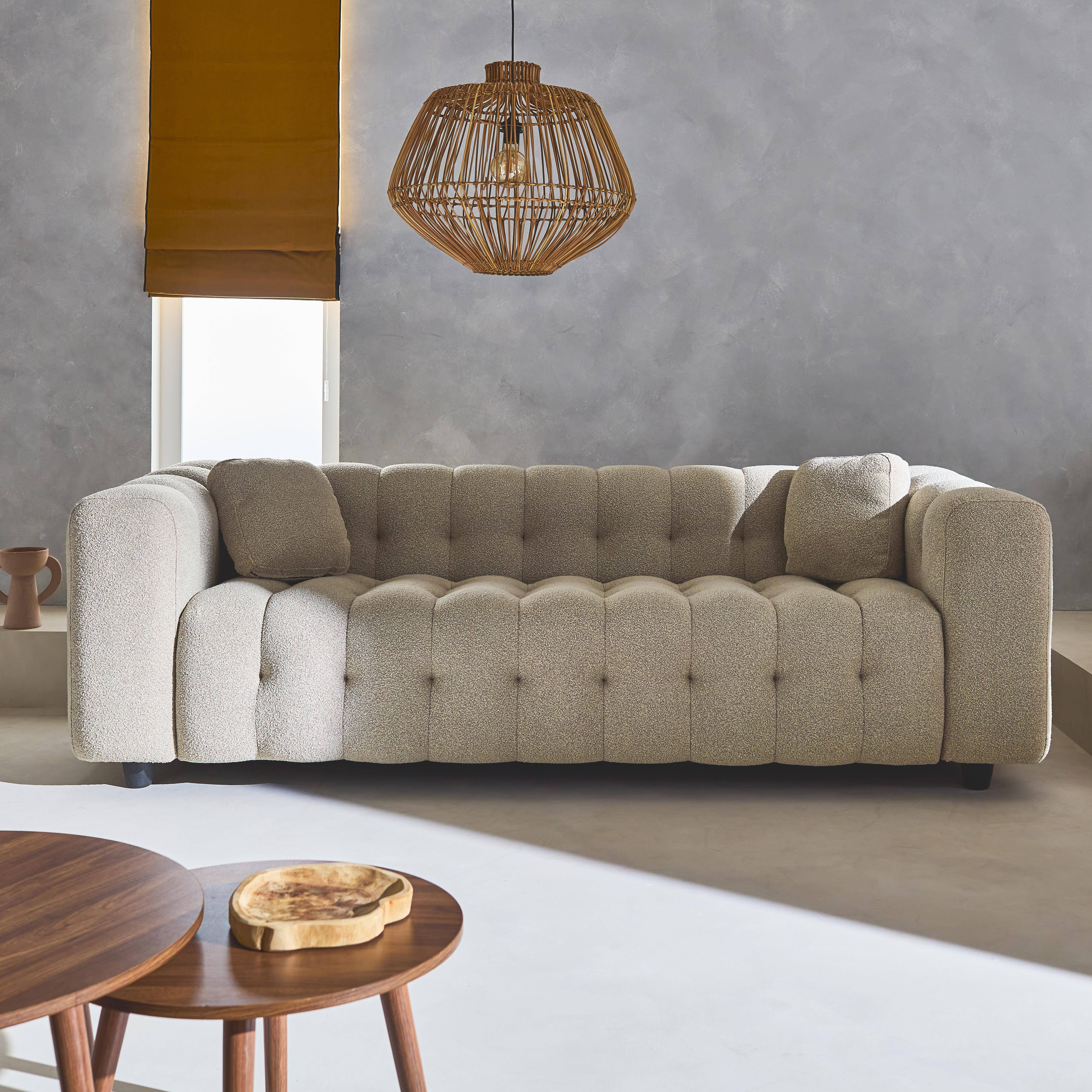 3-Sitzer-Sofa mit strukturiertem und kapitoniertem Bouclé-Bezug in beige, Gestell aus Eukalyptusholz und Sperrholz - Leon,sweeek,Photo1