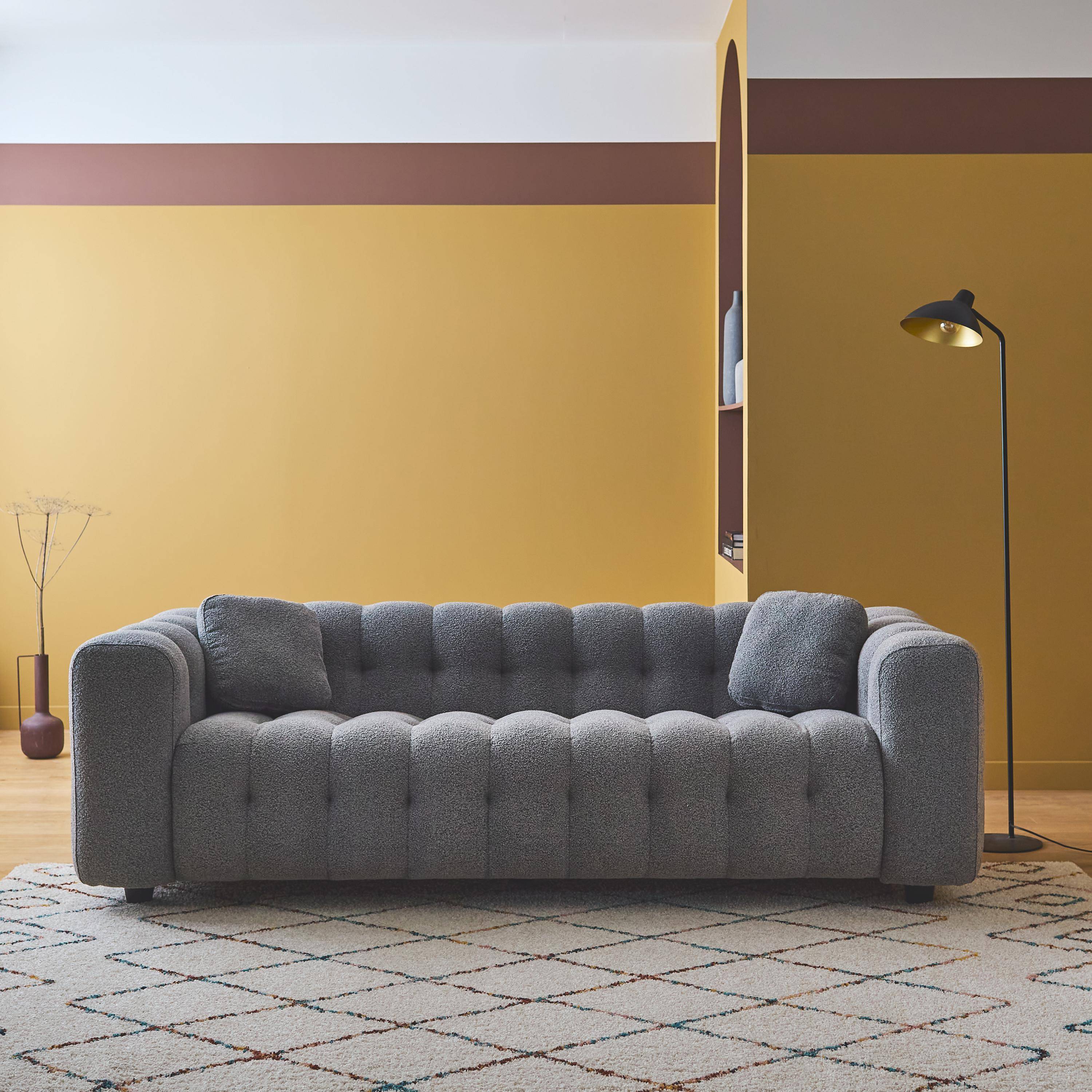 3-Sitzer-Sofa mit strukturiertem und kapitoniertem Bouclé-Bezug in grau, Gestell aus Eukalyptusholz und Sperrholz - Leon,sweeek,Photo1