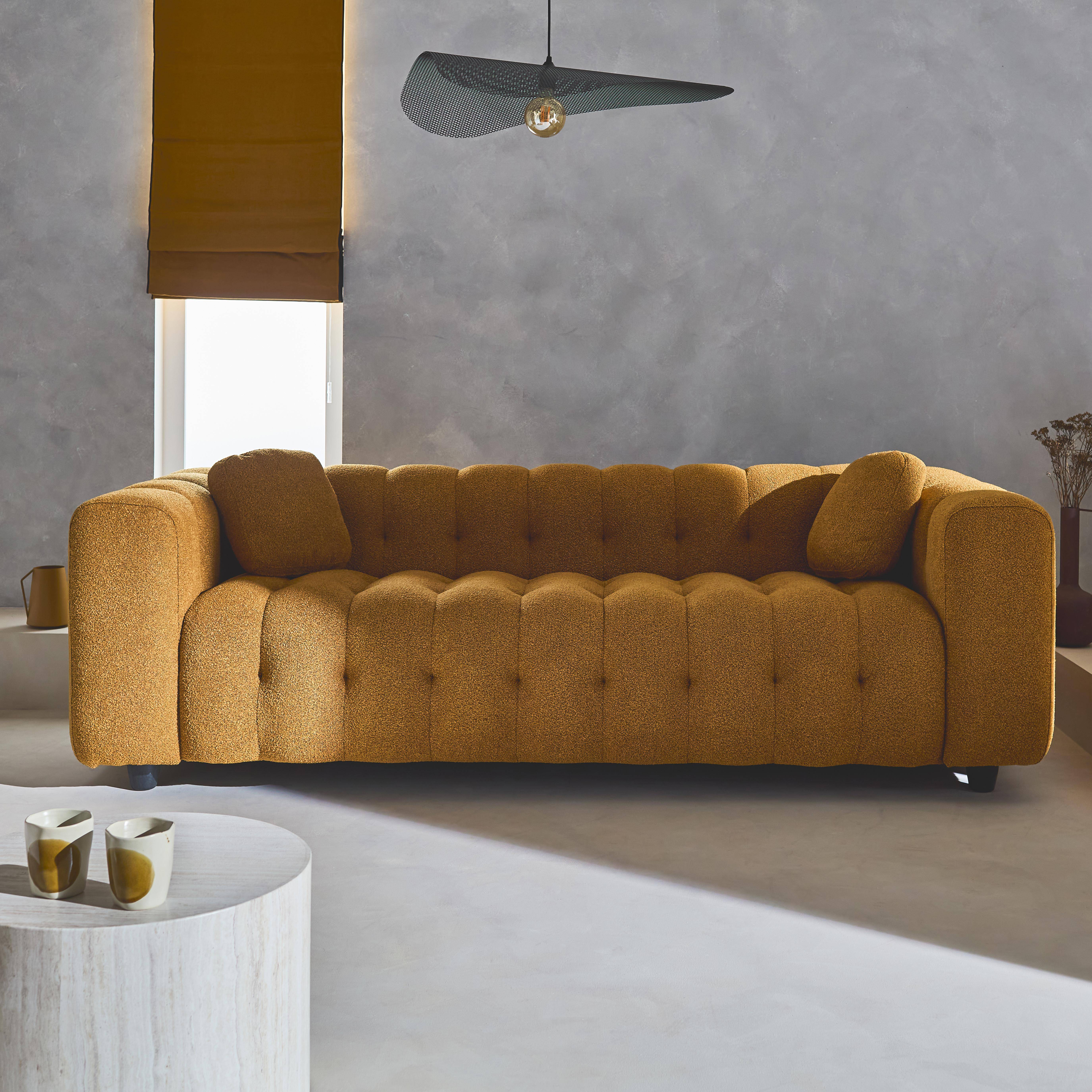 3-Sitzer-Sofa mit strukturiertem und kapitoniertem Bouclé-Bezug in senfgelb, Gestell aus Eukalyptusholz und Sperrholz - Leon Photo1