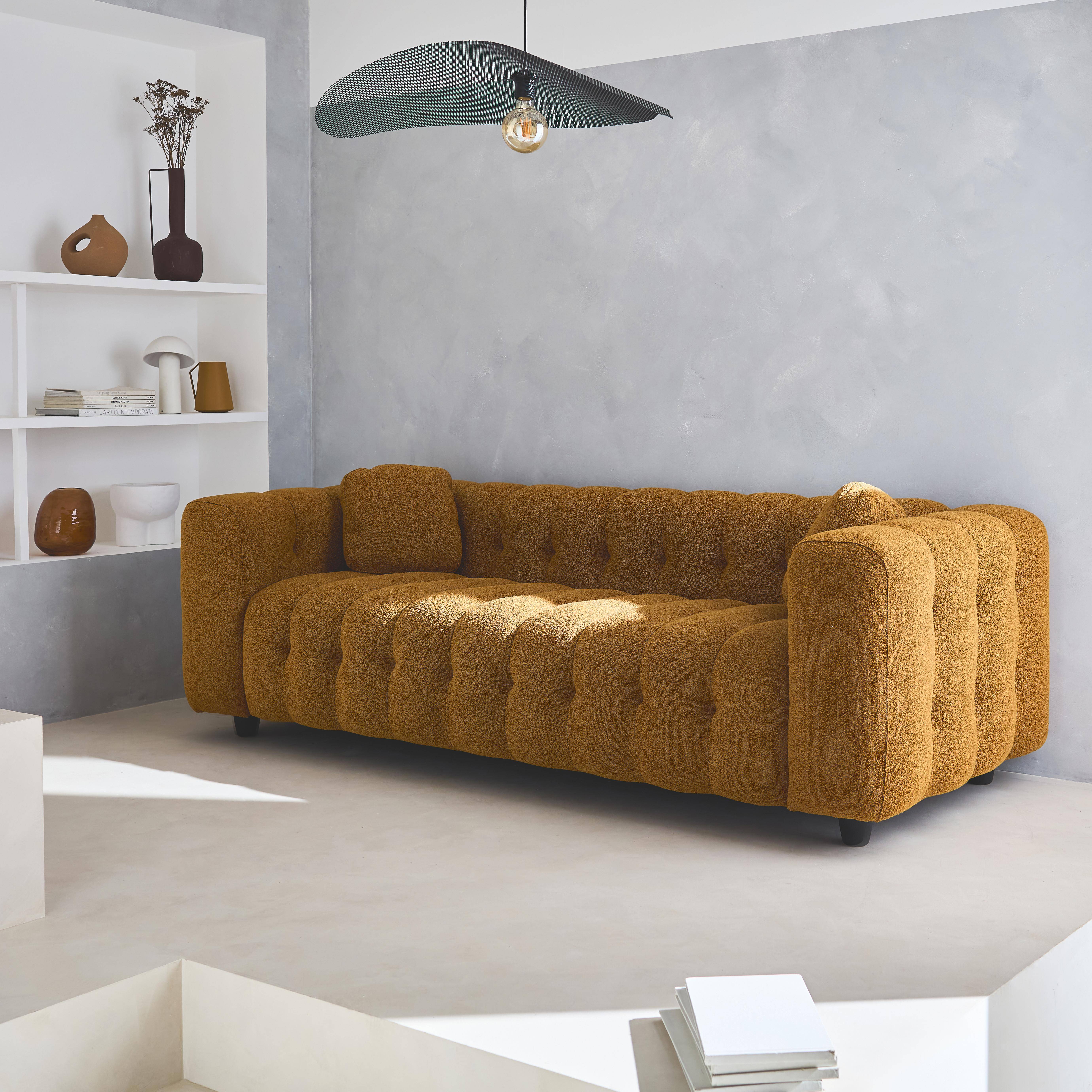 3-Sitzer-Sofa mit strukturiertem und kapitoniertem Bouclé-Bezug in senfgelb, Gestell aus Eukalyptusholz und Sperrholz - Leon,sweeek,Photo3