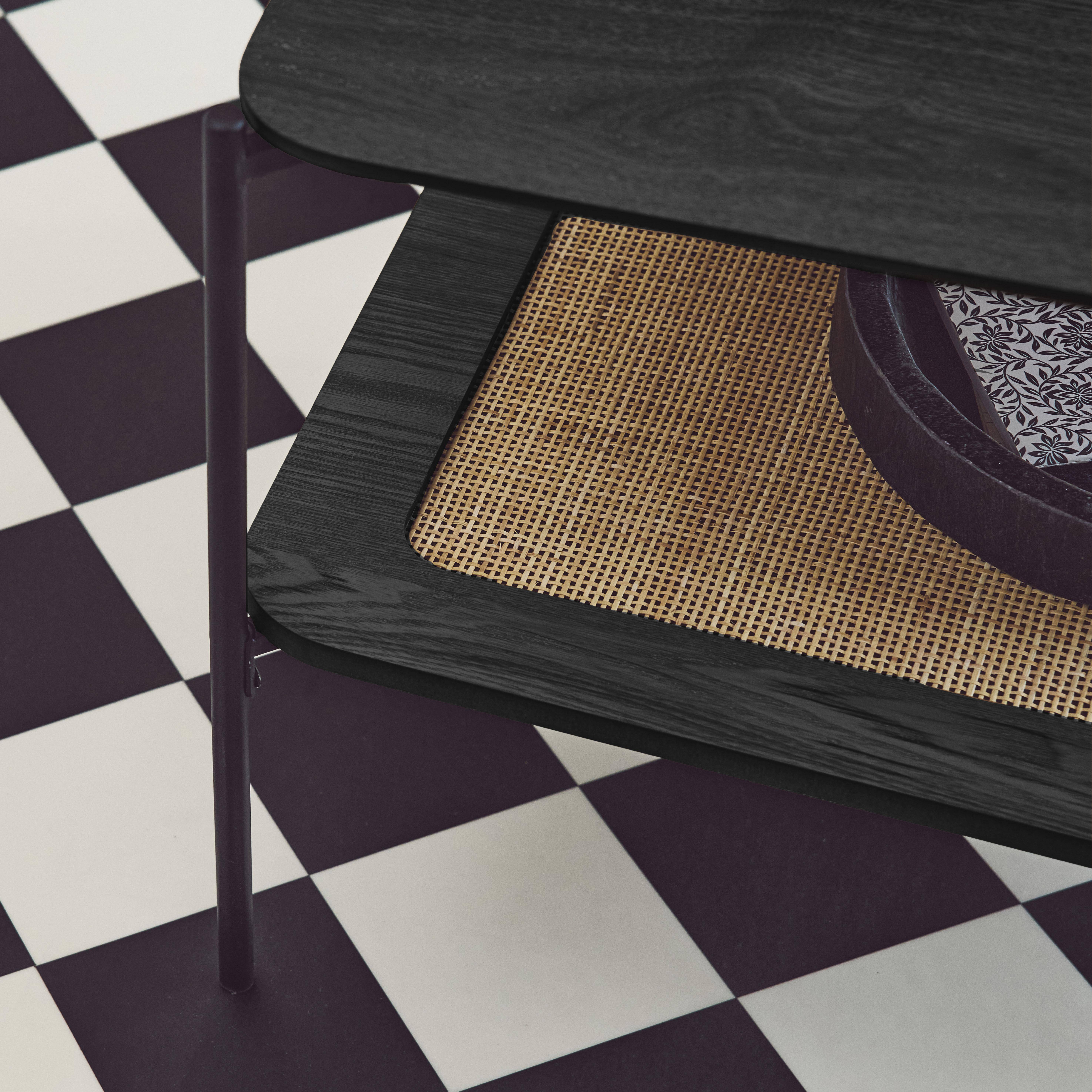 Vierkante salontafel in vintage zwart, dubbele tafelbladen met houtlook en vlechtwerk, metalen voet en structuur in zwart Photo2