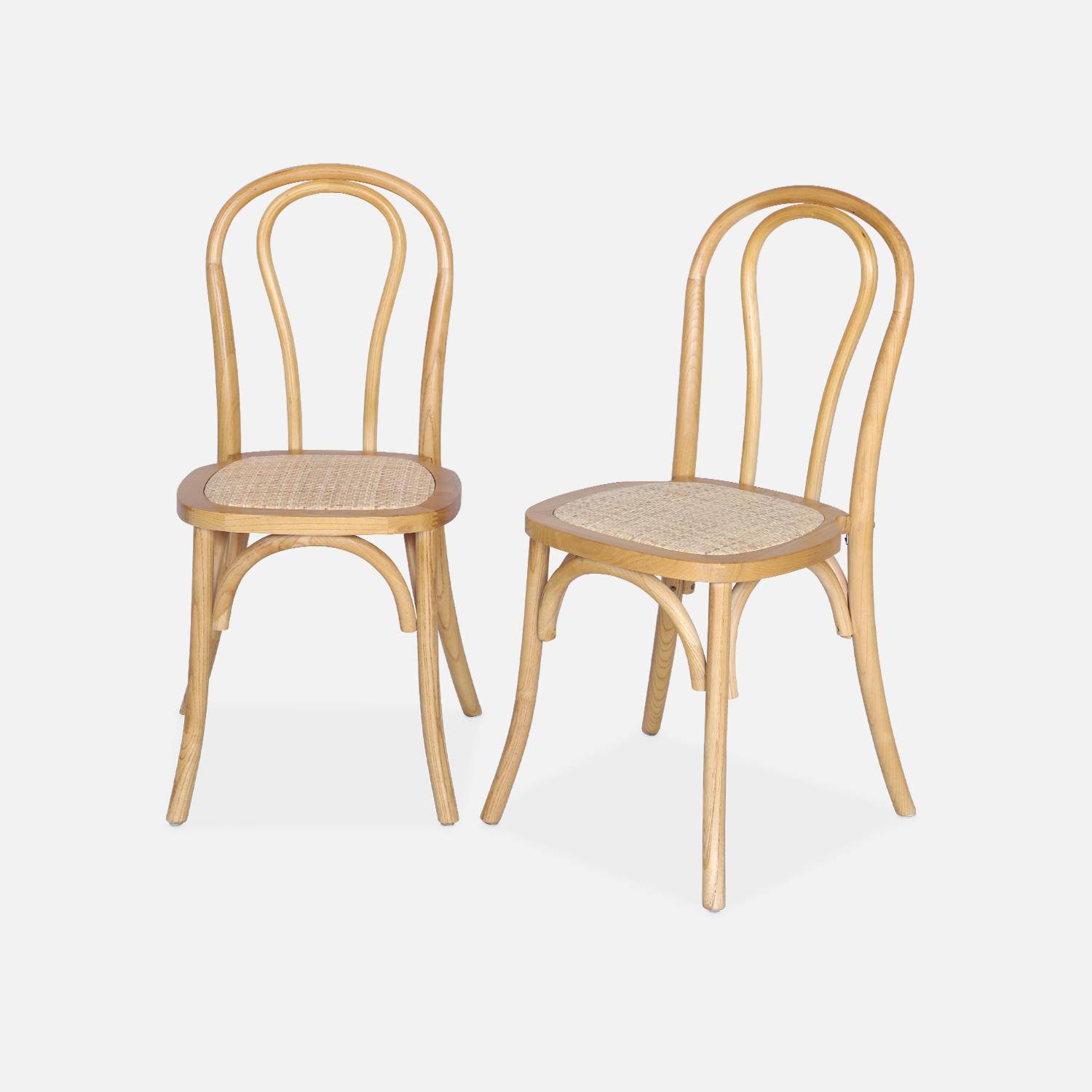 Juego de dos sillas vintage de madera con asiento de ratán y respaldo redondeado en color natural Photo1