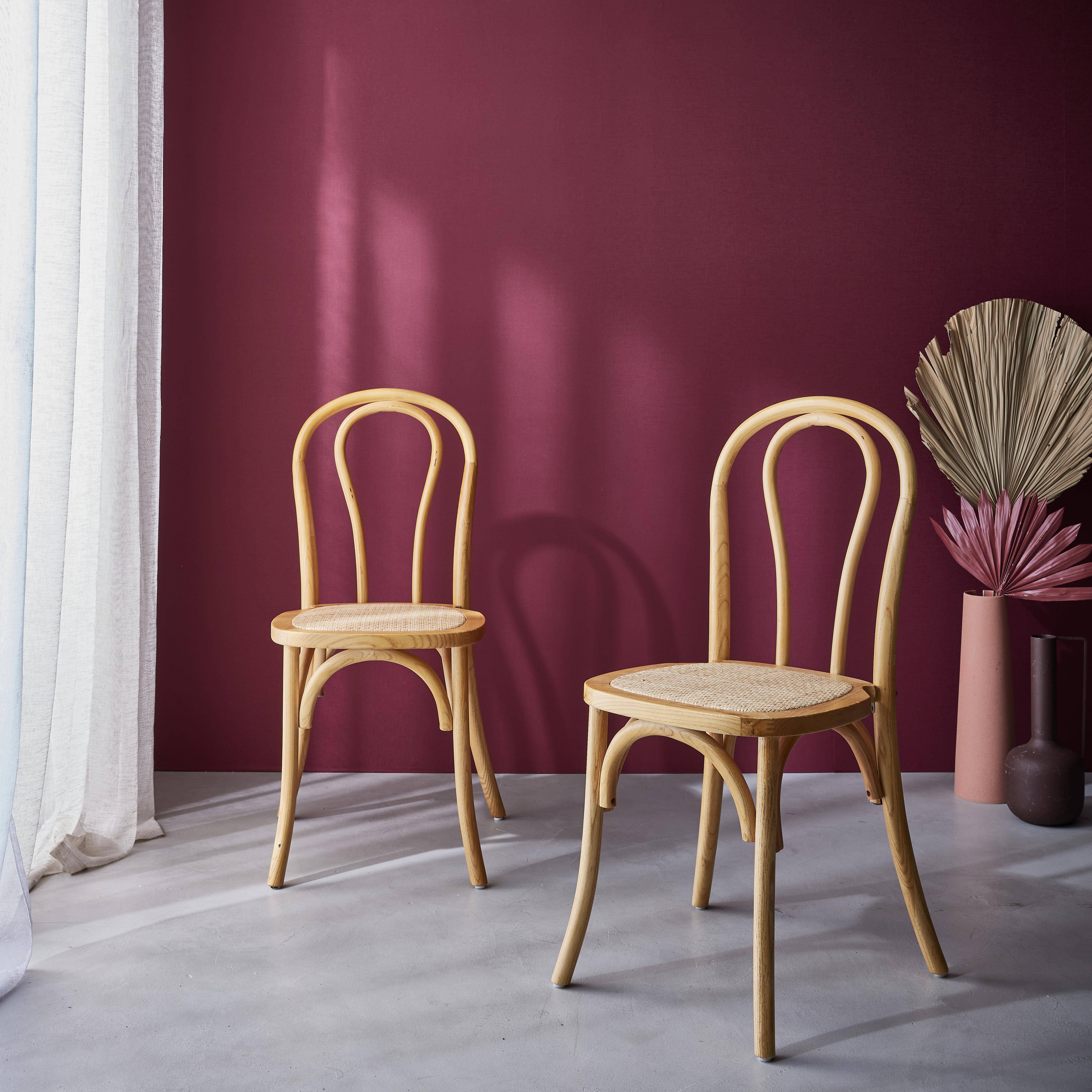 Juego de dos sillas vintage de madera con asiento de ratán y respaldo redondeado en color natural Photo1