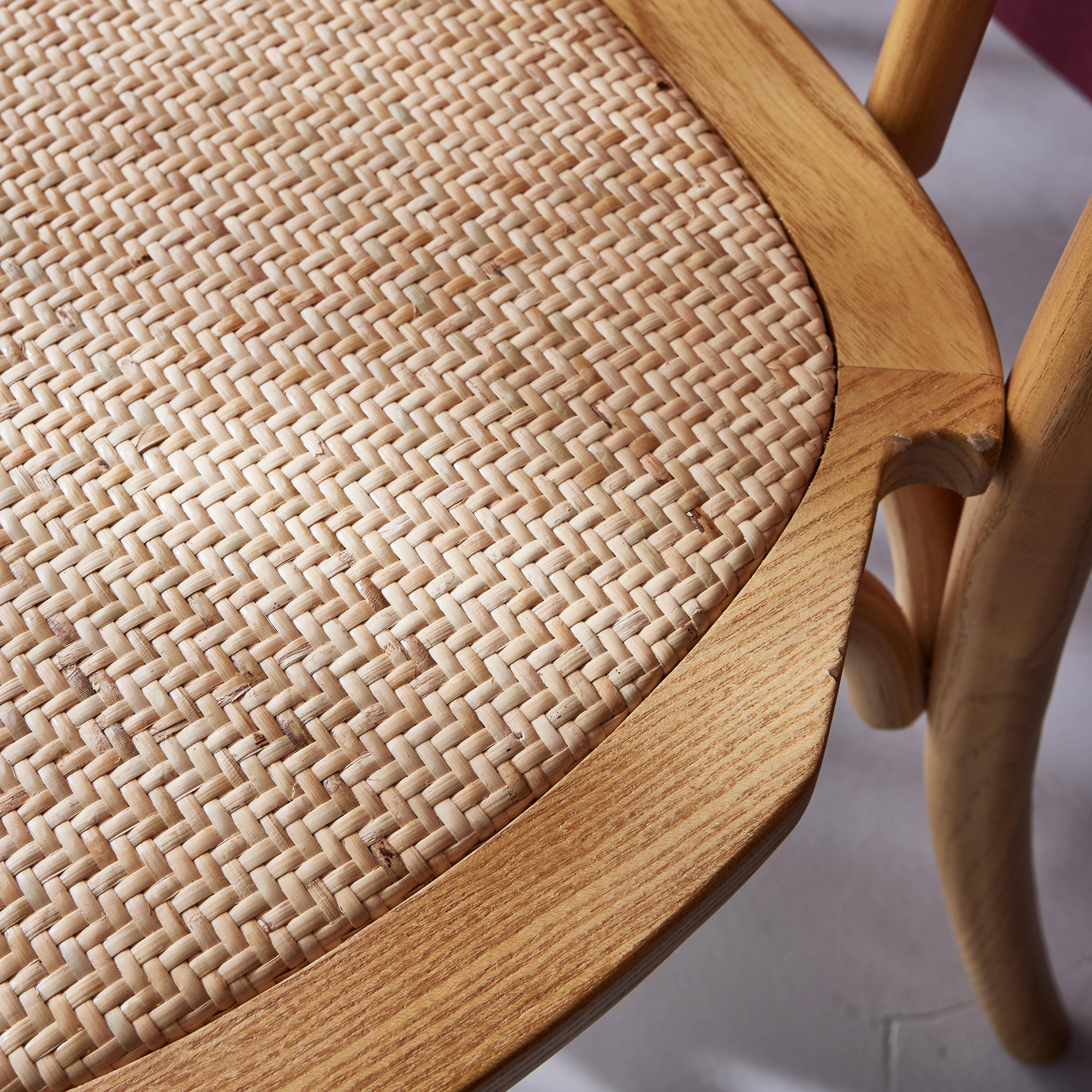 Juego de dos sillas vintage de madera con asiento de ratán y respaldo redondeado en color natural Photo3