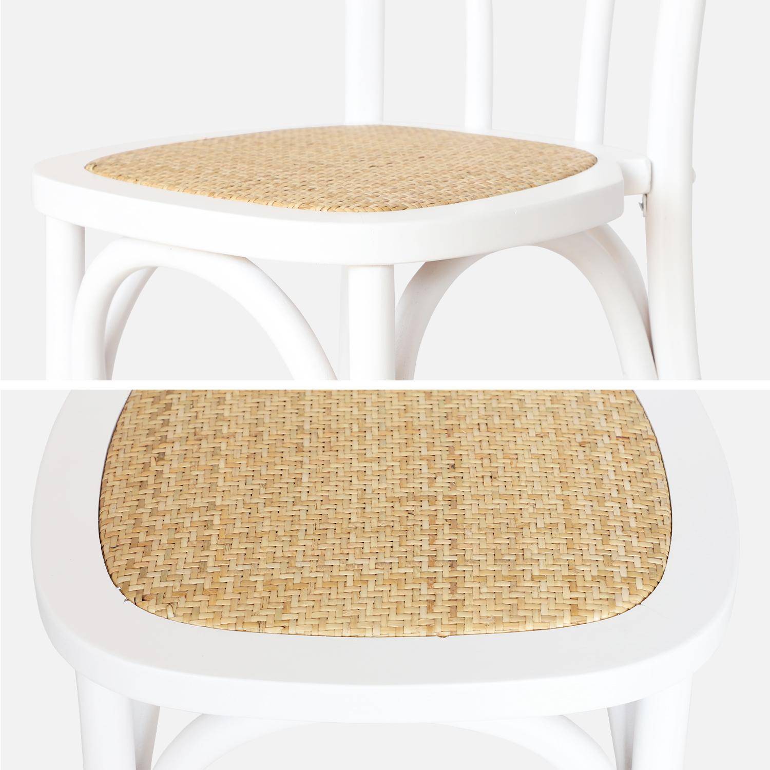 Conjunto de duas cadeiras de madeira vintage com assento de rotim e costas arredondadas em branco Photo7