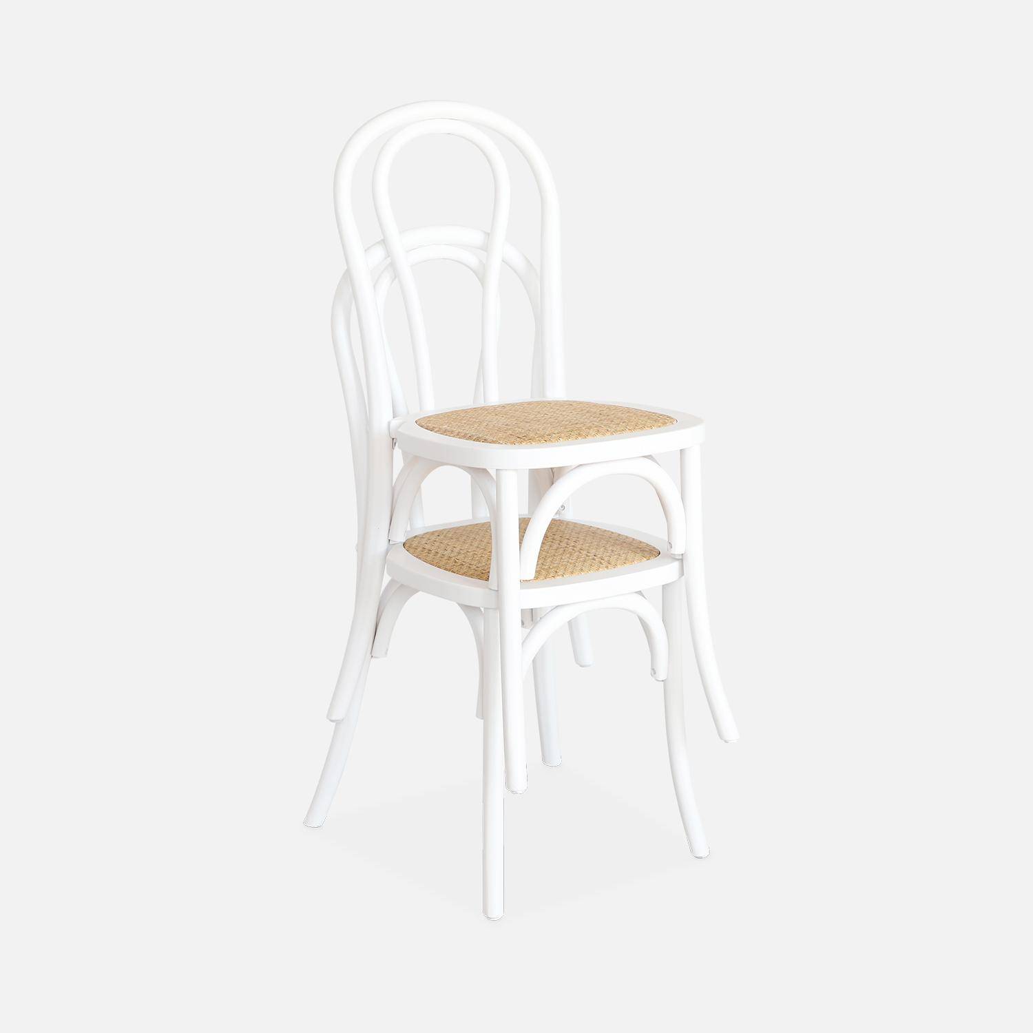 Set van twee witte vintage houten stoelen met een rotan zitvlak en afgeronde rugleuning Photo6