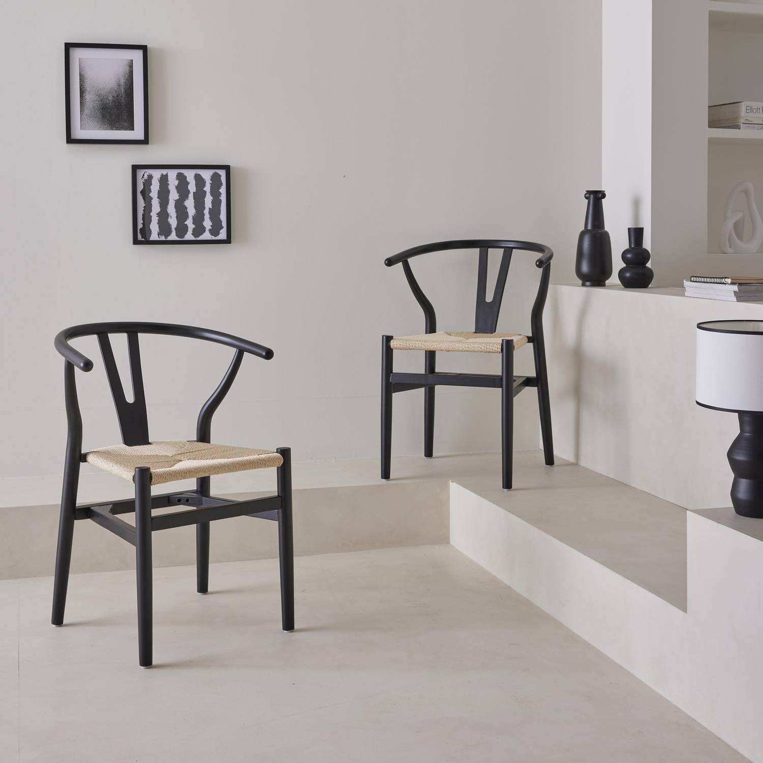 Lot de deux chaises vintage noires en bois d'hévéa avec assise en cordes et dossier arrondi Photo1