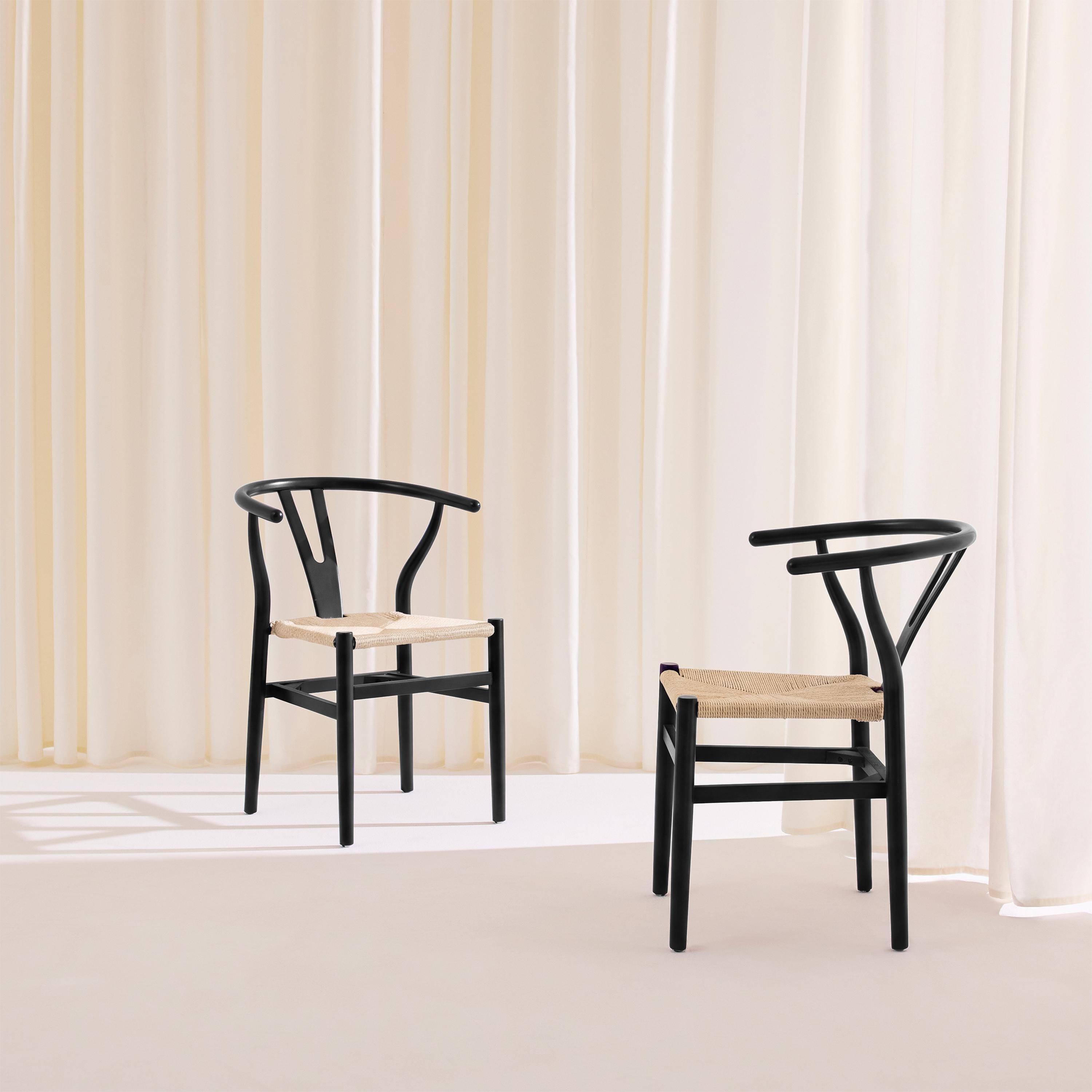 Lot de deux chaises vintage noires en bois d'hévéa avec assise en cordes et dossier arrondi,sweeek,Photo2