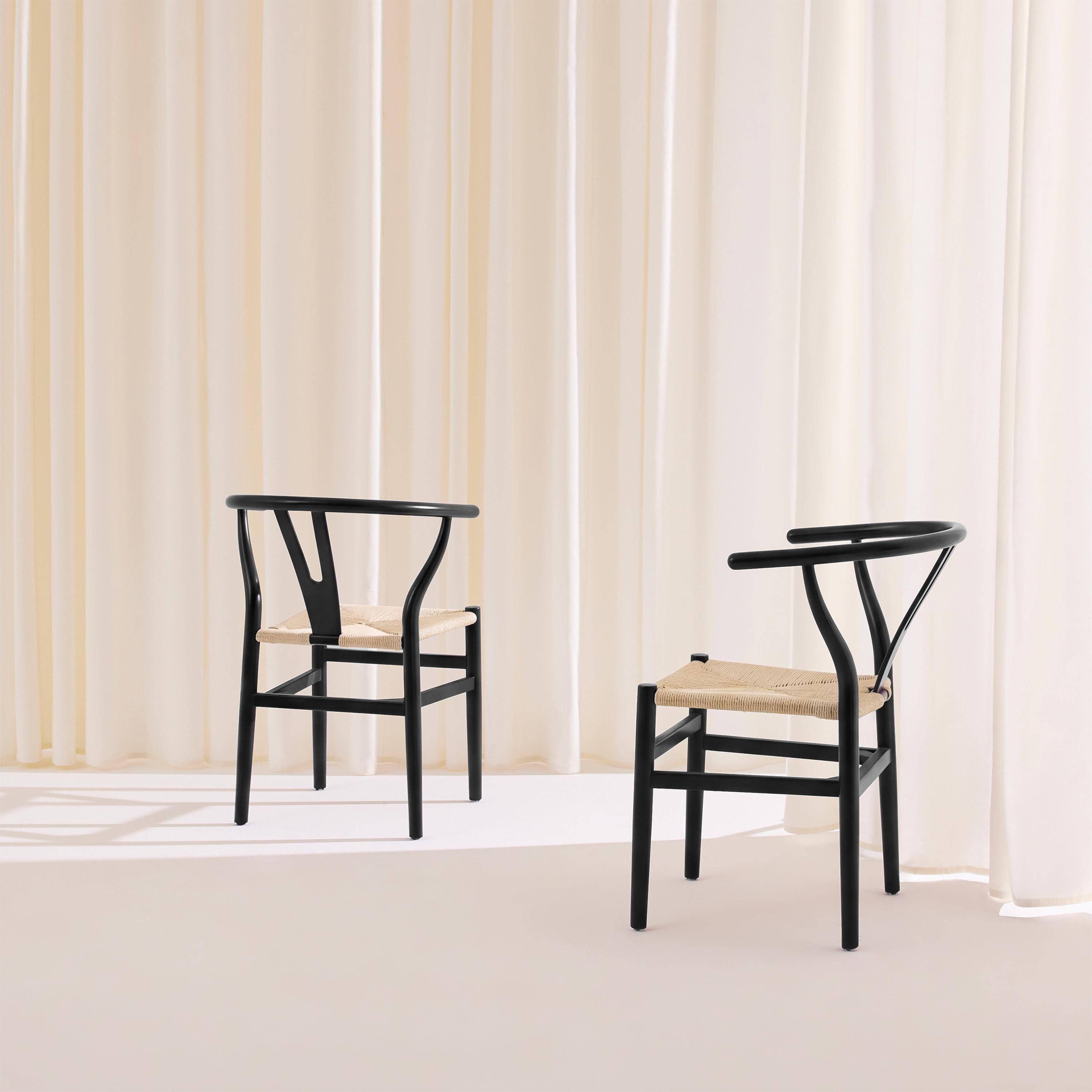 Lot de deux chaises vintage noires en bois d'hévéa avec assise en cordes et dossier arrondi Photo3