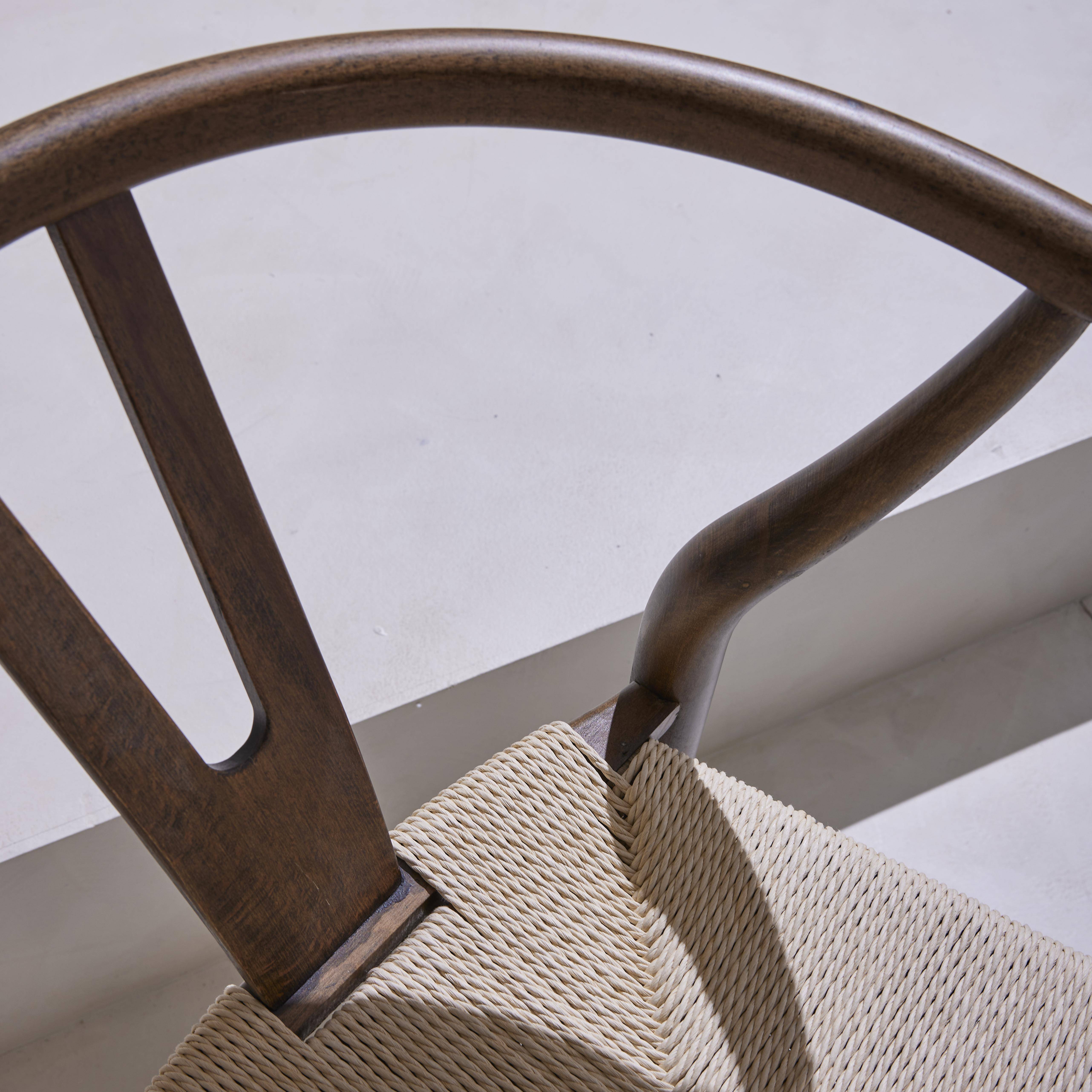 Lot de deux chaises vintage marron vieilli en bois d'hévéa avec assise en cordes et dossier arrondi Photo3