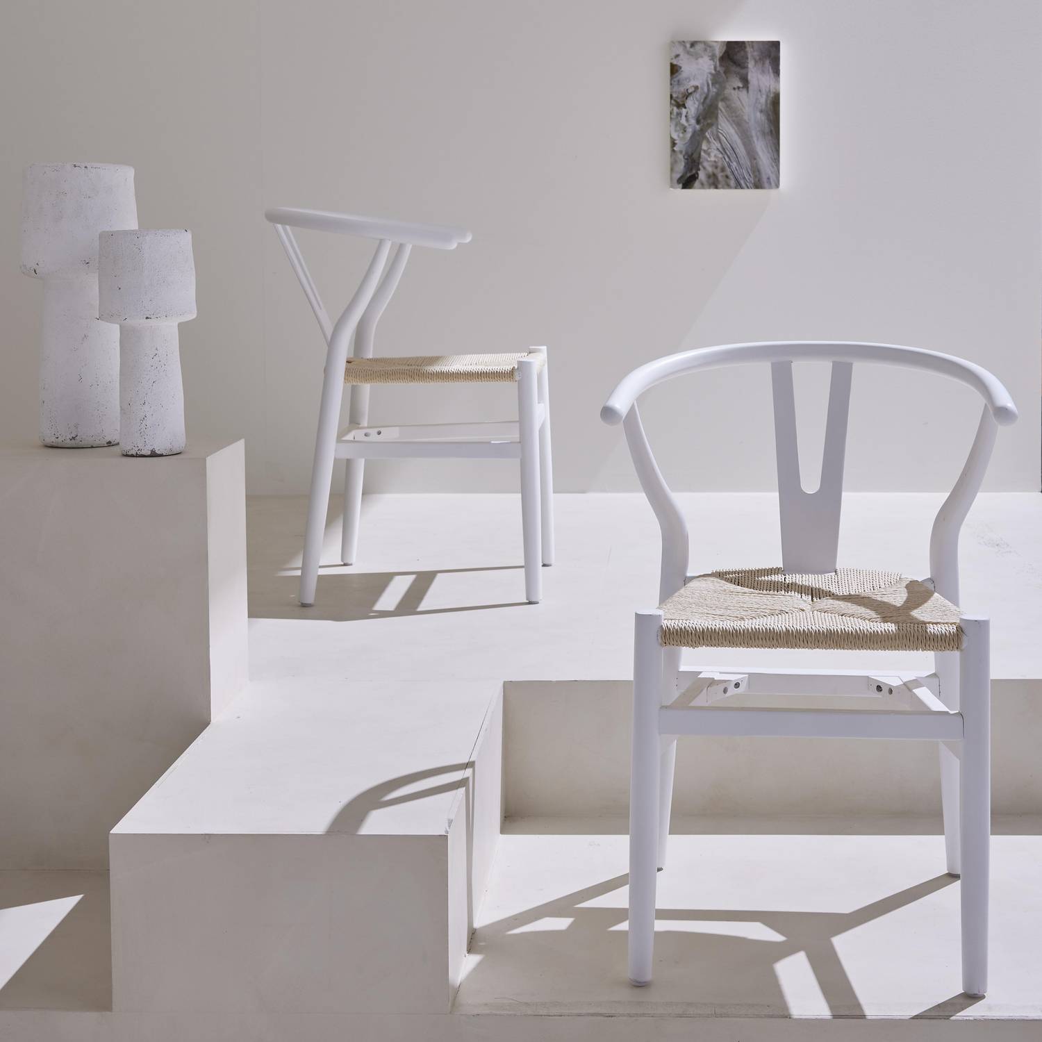 Lot de deux chaises vintage blanches en bois d'hévéa avec assise en cordes et dossier arrondi Photo3