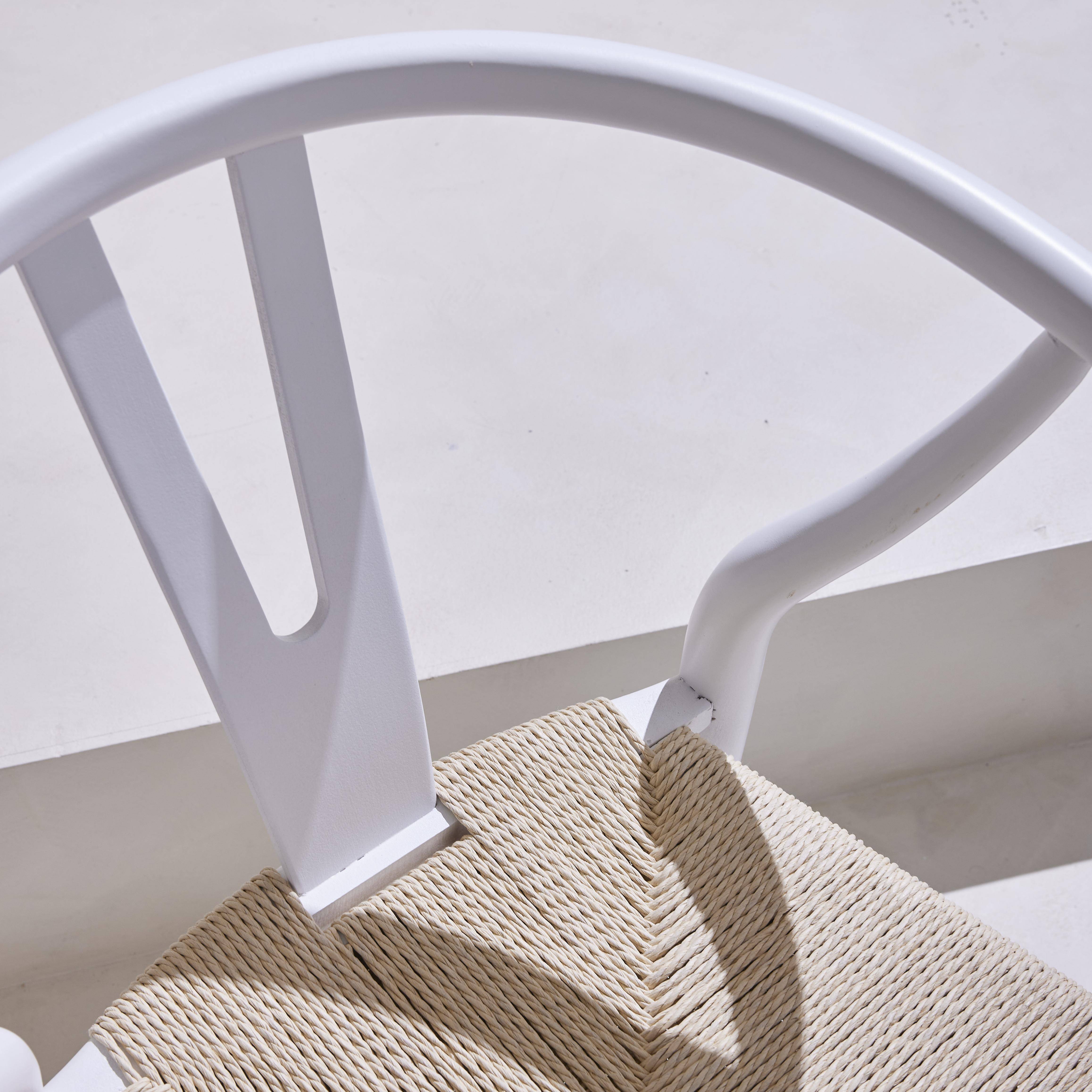 Lot de deux chaises vintage blanches en bois d'hévéa avec assise en cordes et dossier arrondi,sweeek,Photo1