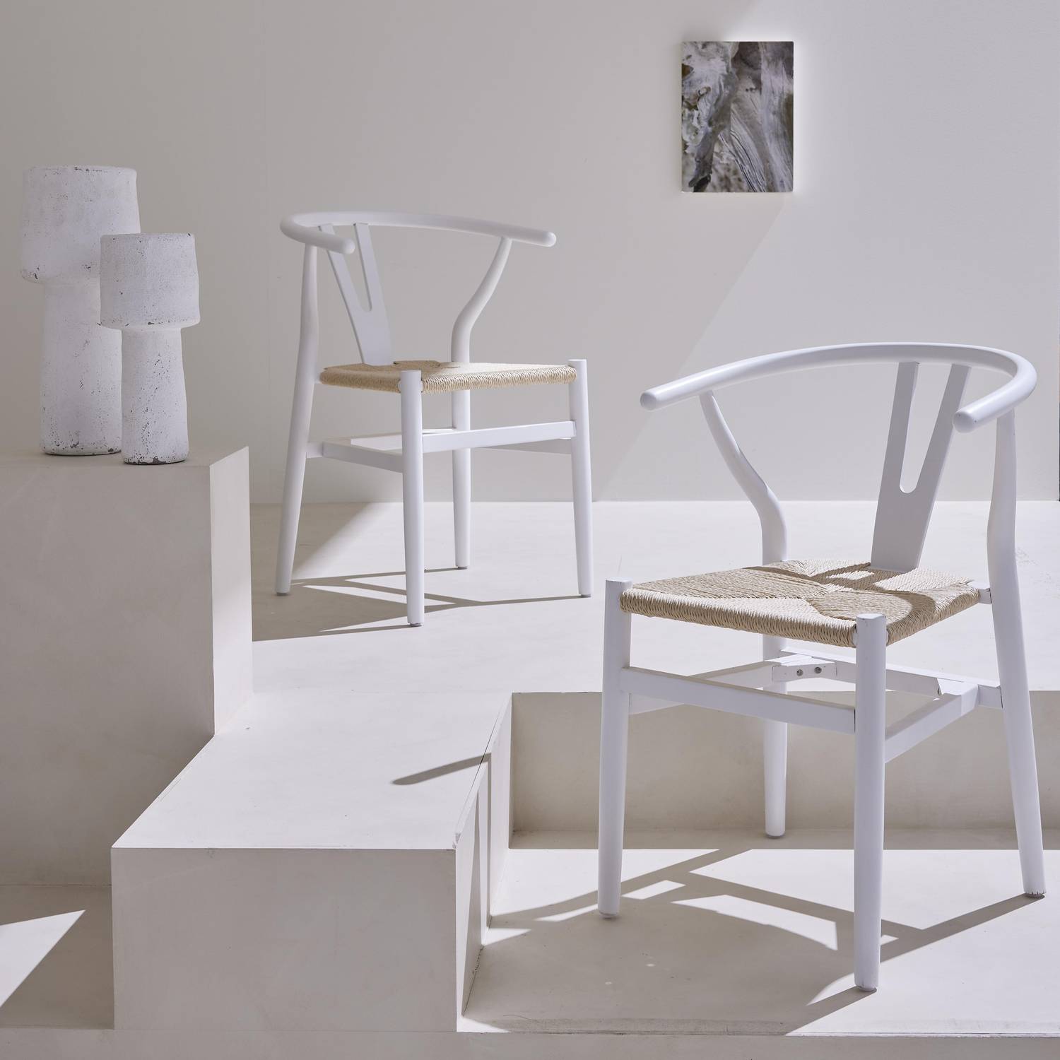 Lot de deux chaises vintage blanches en bois d'hévéa avec assise en cordes et dossier arrondi Photo2