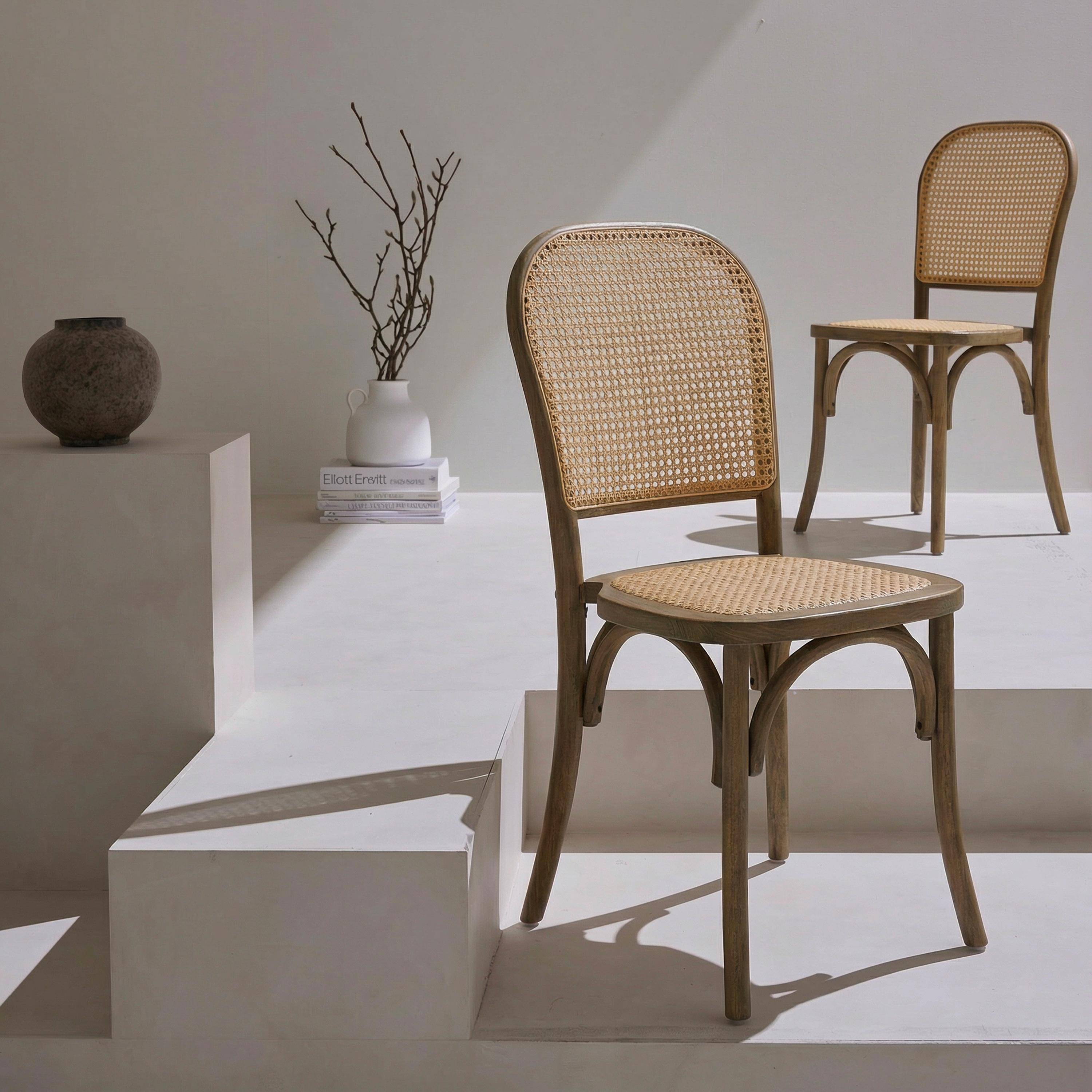 Zestaw dwóch krzeseł w stylu vintage z postarzanego brązowego drewna z rattanowym siedziskiem i oparciem Photo1