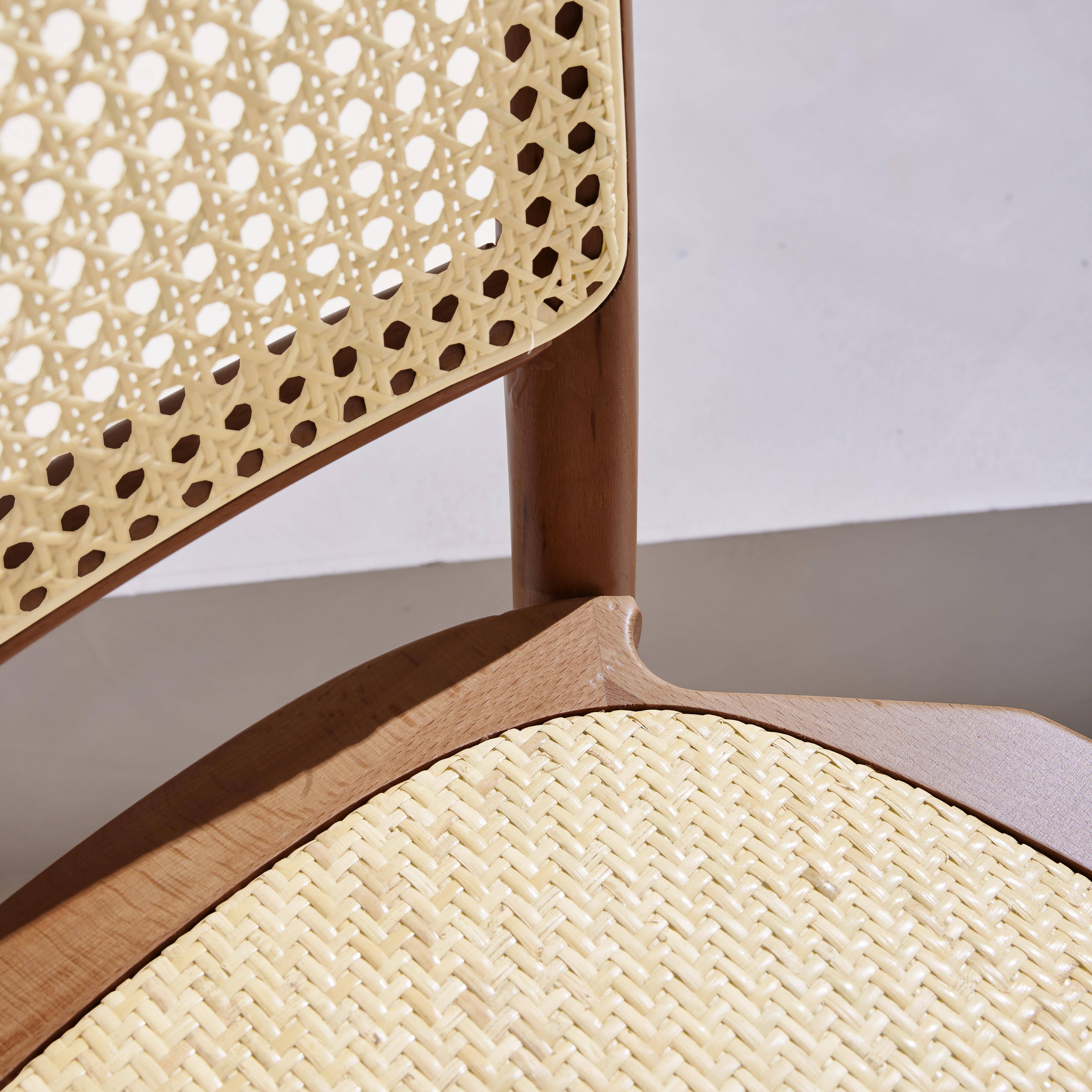 Set van twee vintage stoelen in antiek bruin hout met rotan zitvlak en rugleuning Photo3