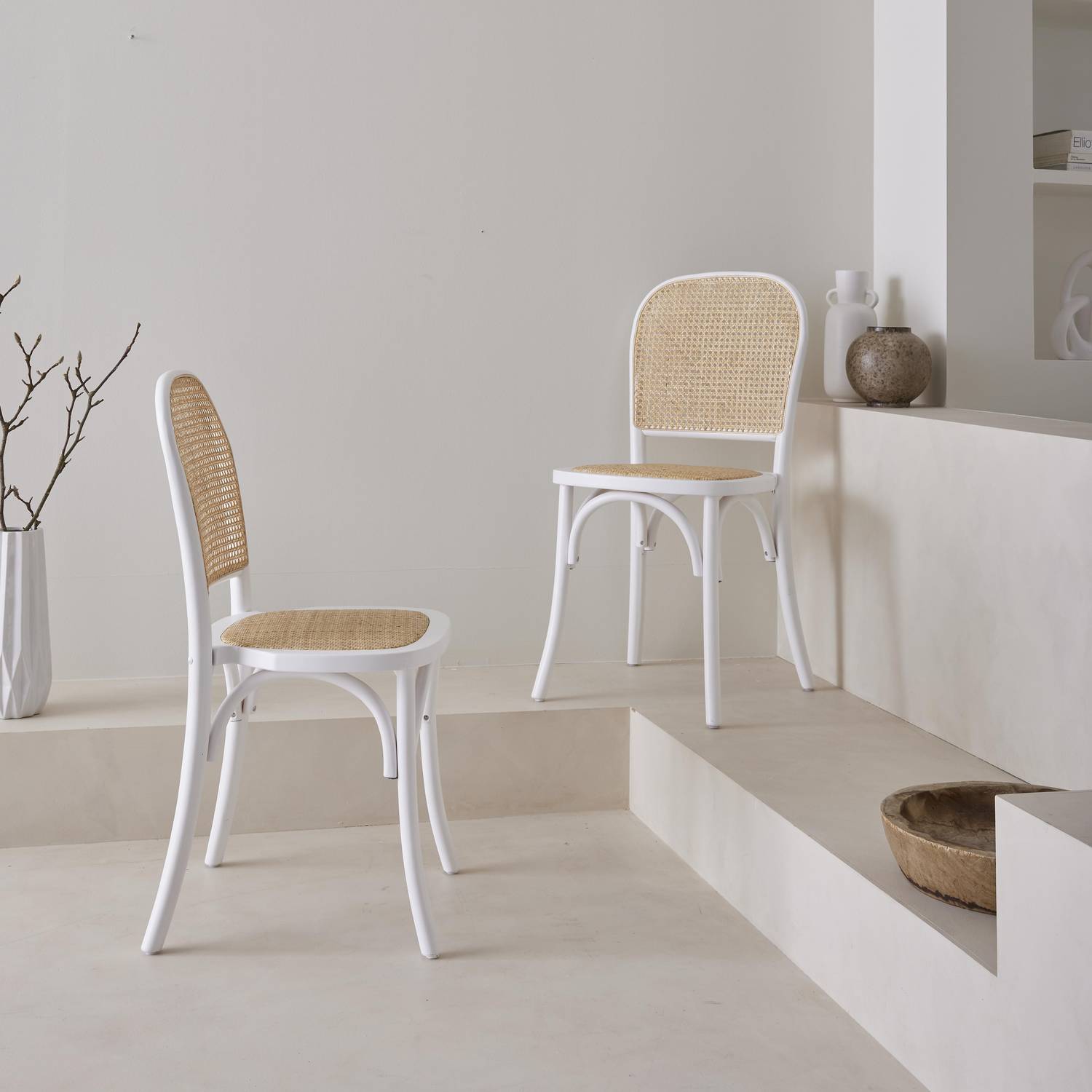 Set van twee vintage witte houten stoelen met rotan zitvlak en rugleuning Photo2