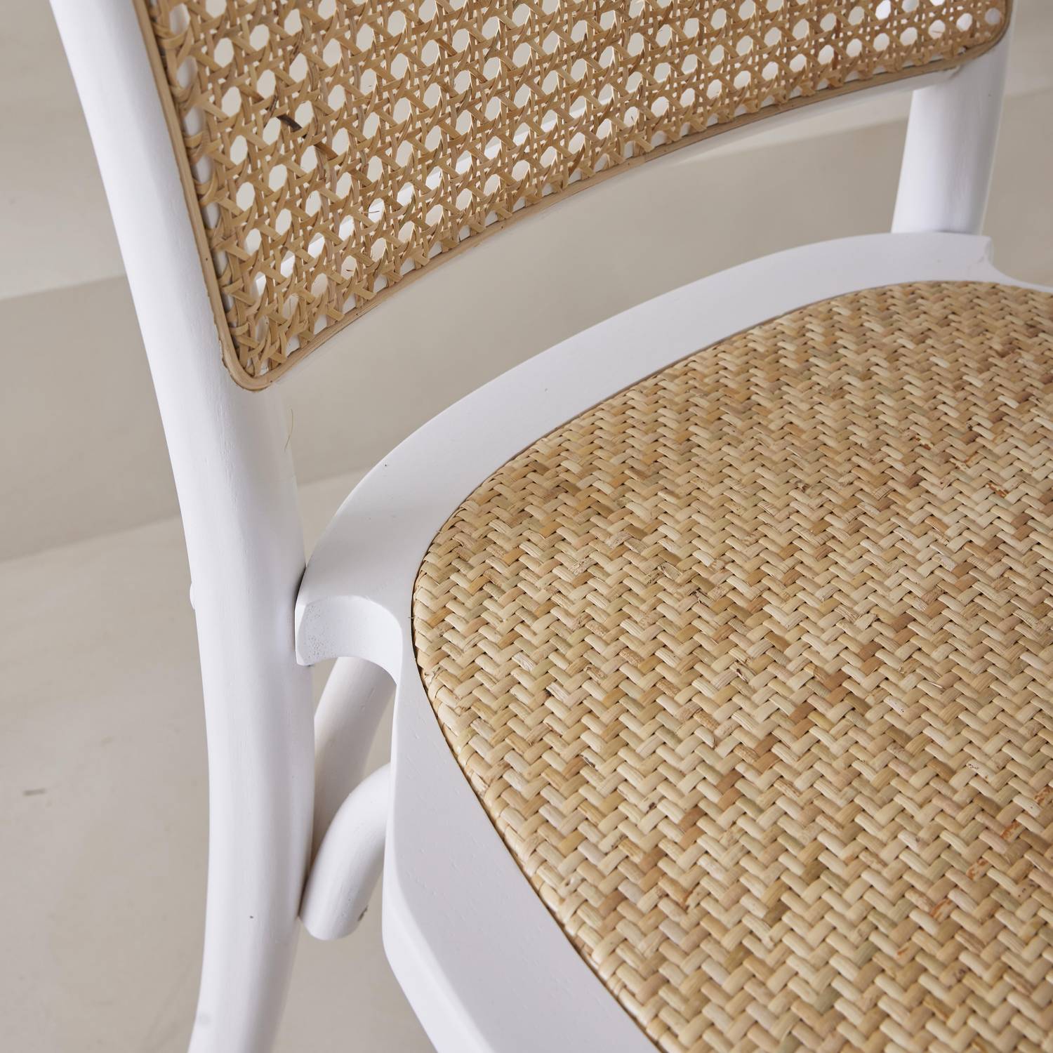 Set van twee vintage witte houten stoelen met rotan zitvlak en rugleuning Photo3