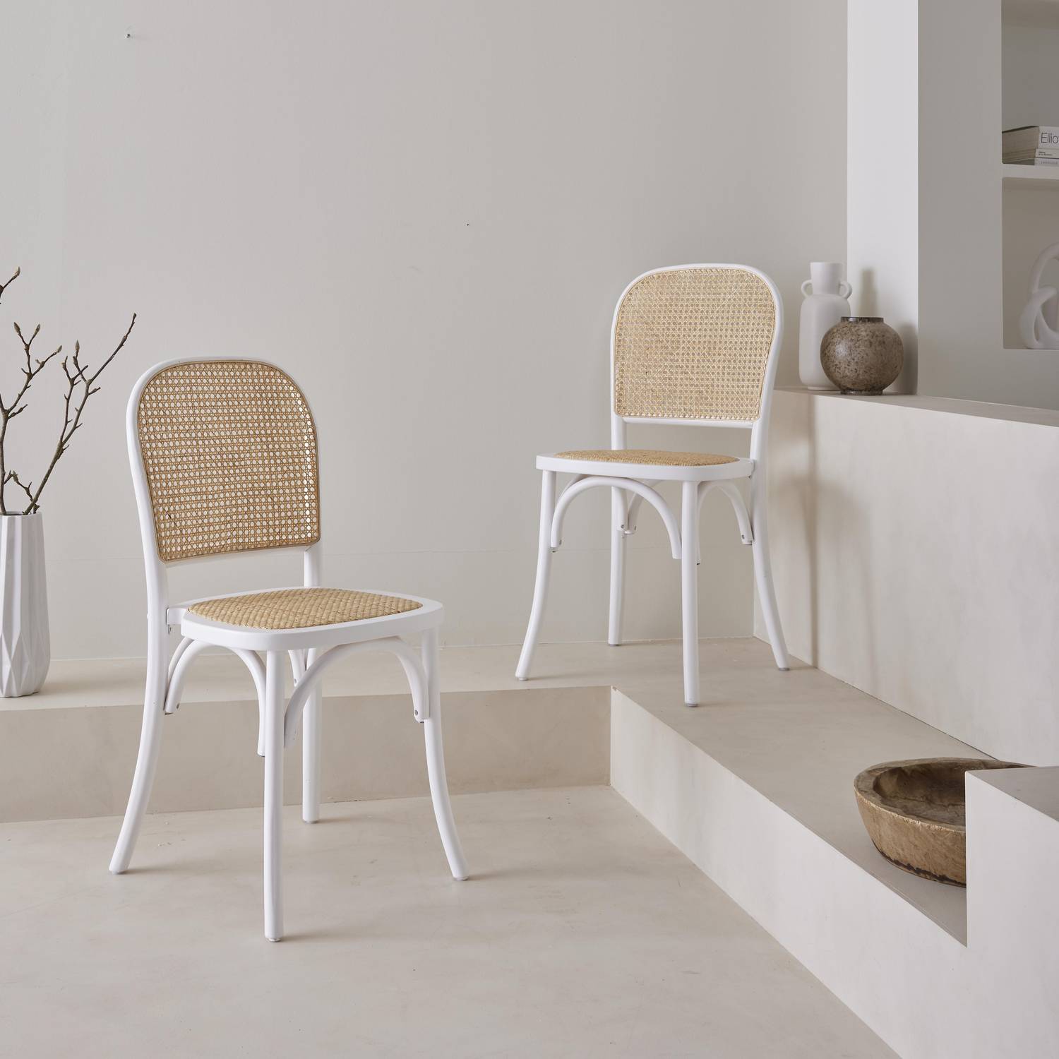Set van twee vintage witte houten stoelen met rotan zitvlak en rugleuning Photo1