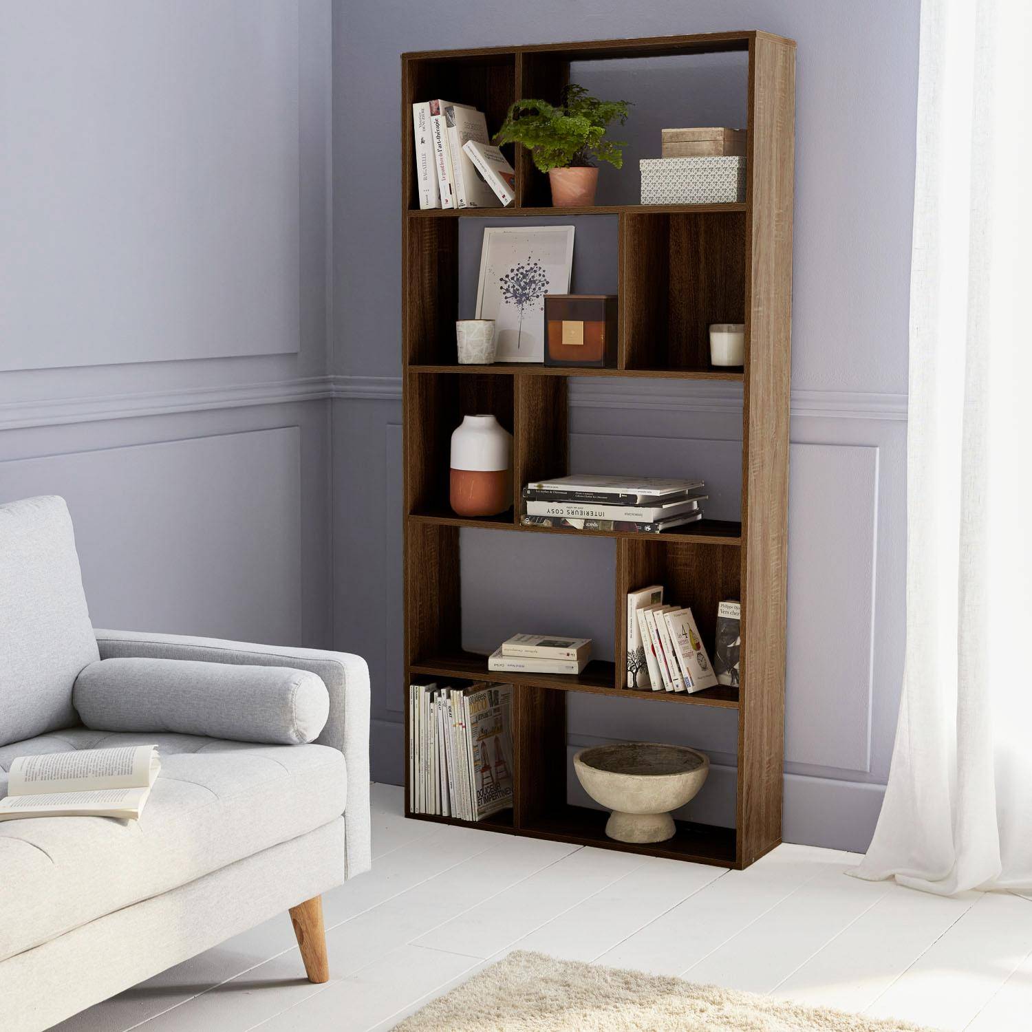 Bibliothèque design asymétrique, couleur bois foncé | sweeek