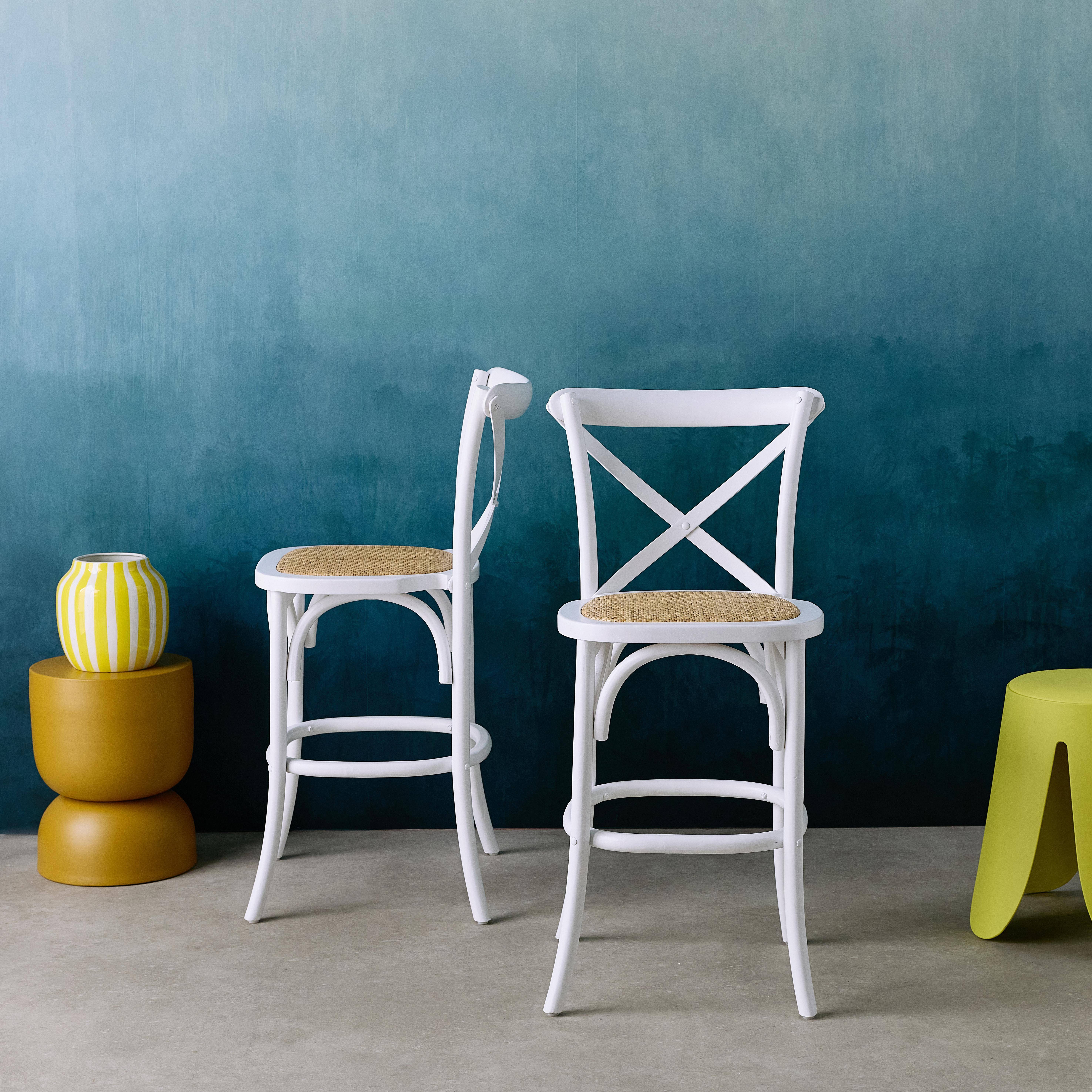 Set van 2 vintage witte houten bistro barkrukken met voetsteunen,sweeek,Photo1