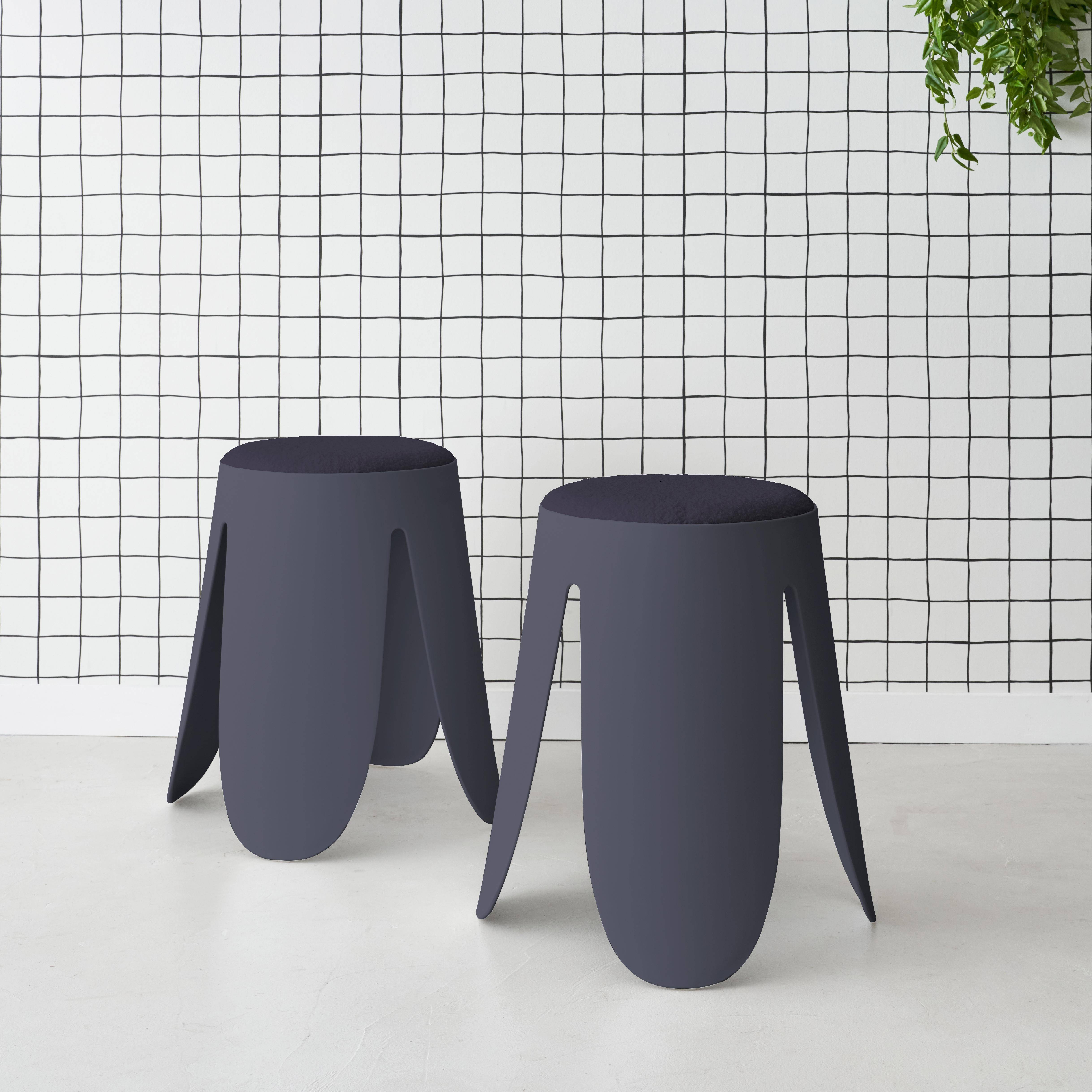 Set de 2 tabourets empilables bleu marine, bouclette texturée, NIKI, Ø30 / 44 x H46cm  Photo1