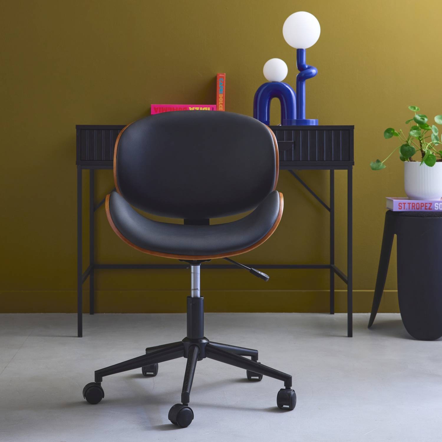 Chaise de bureau noire à roulettes placage noyer