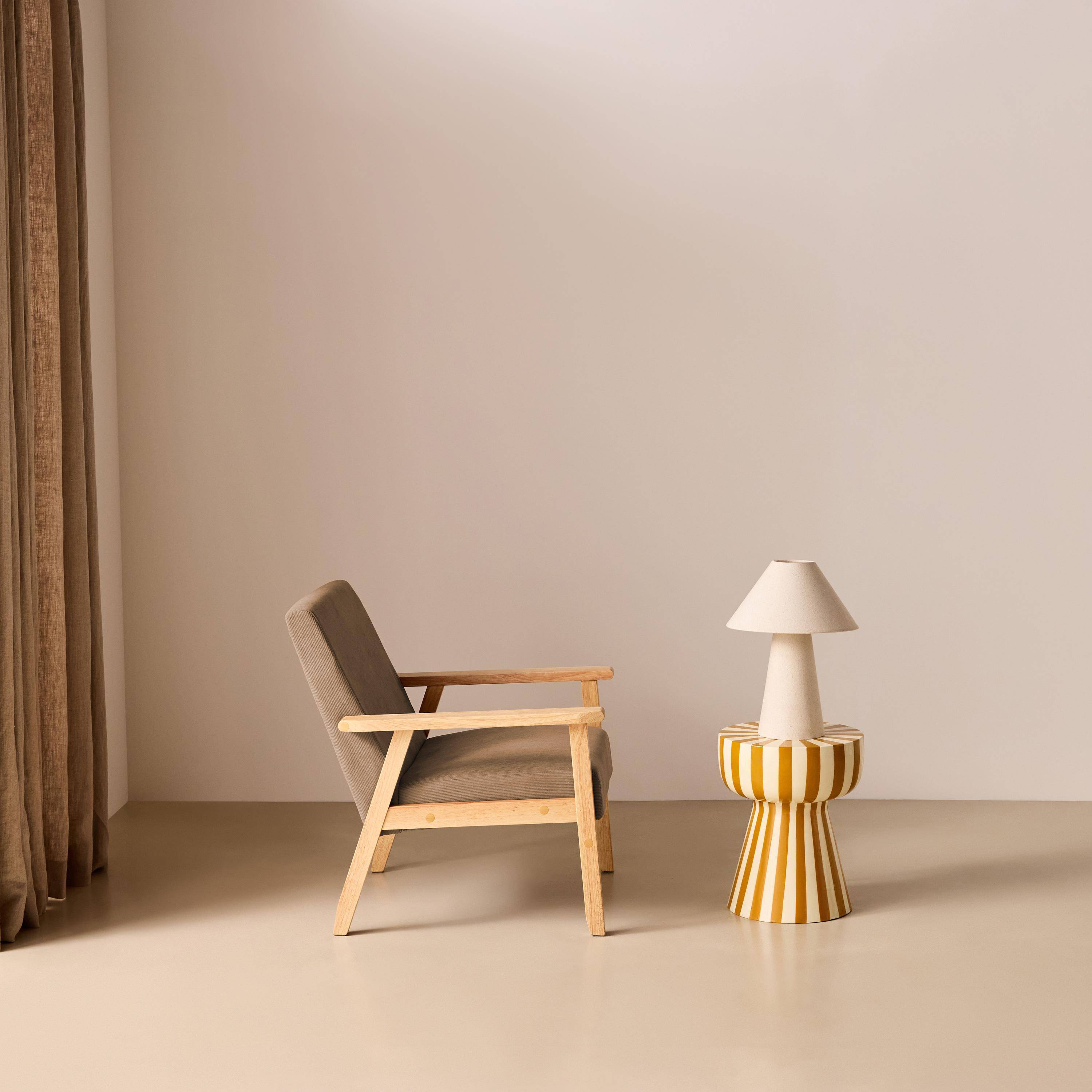 Fauteuil van hout met corduroy zitting taupe - Isak Photo2