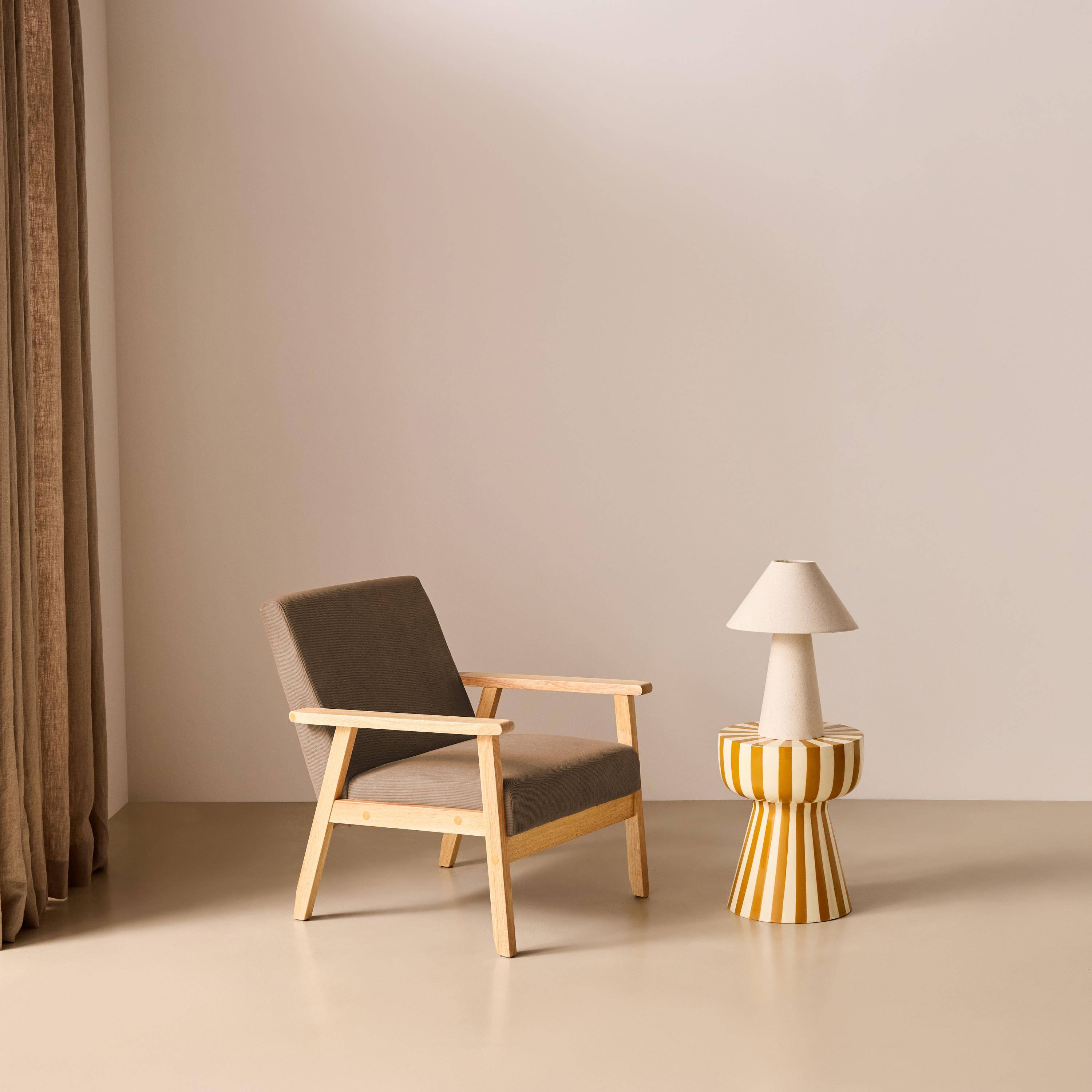 Fauteuil van hout met corduroy zitting taupe - Isak Photo1