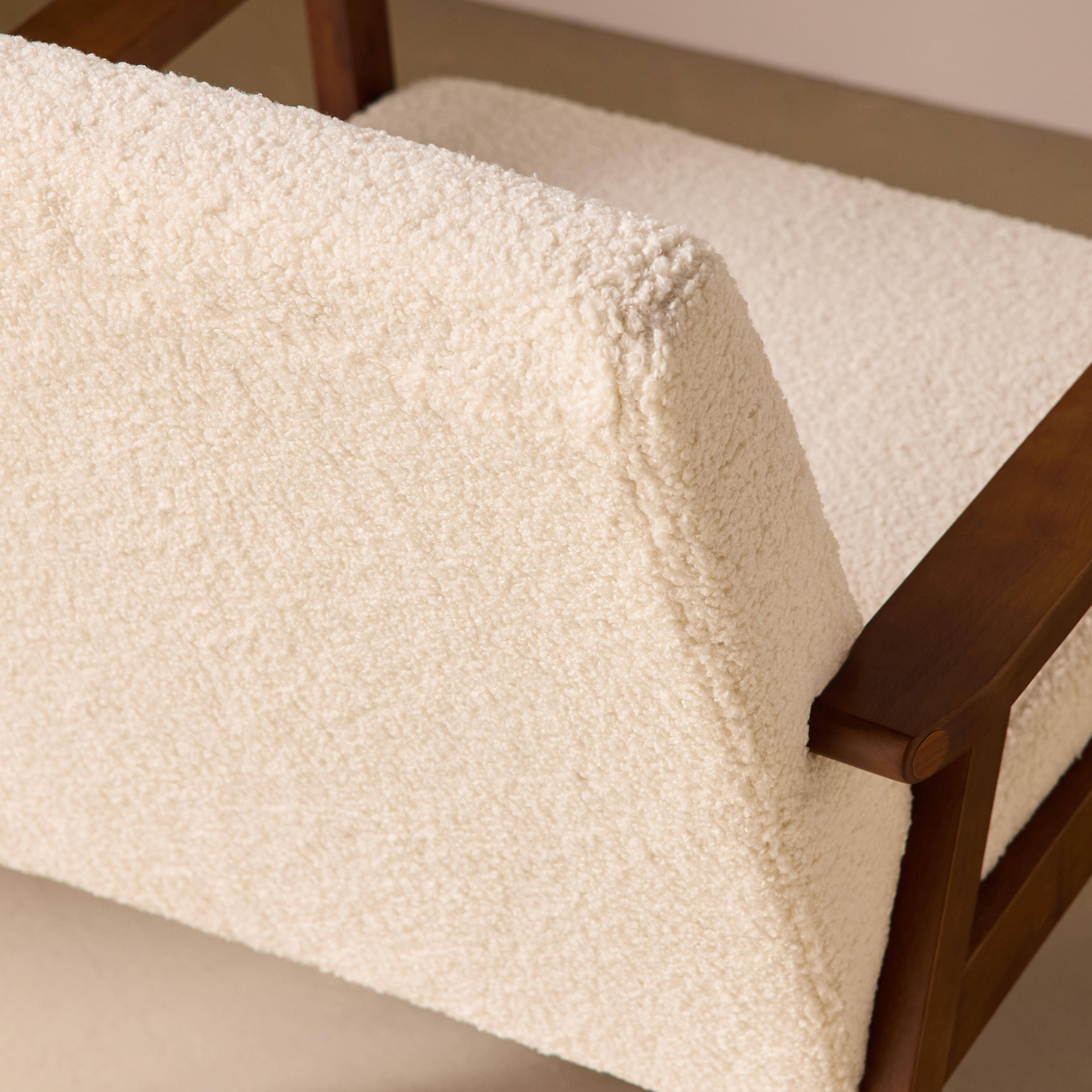 Sillón rizado escandinavo de madera de hevea teñida de nogal claro Crema - 64x69.5x73 cm,sweeek,Photo3