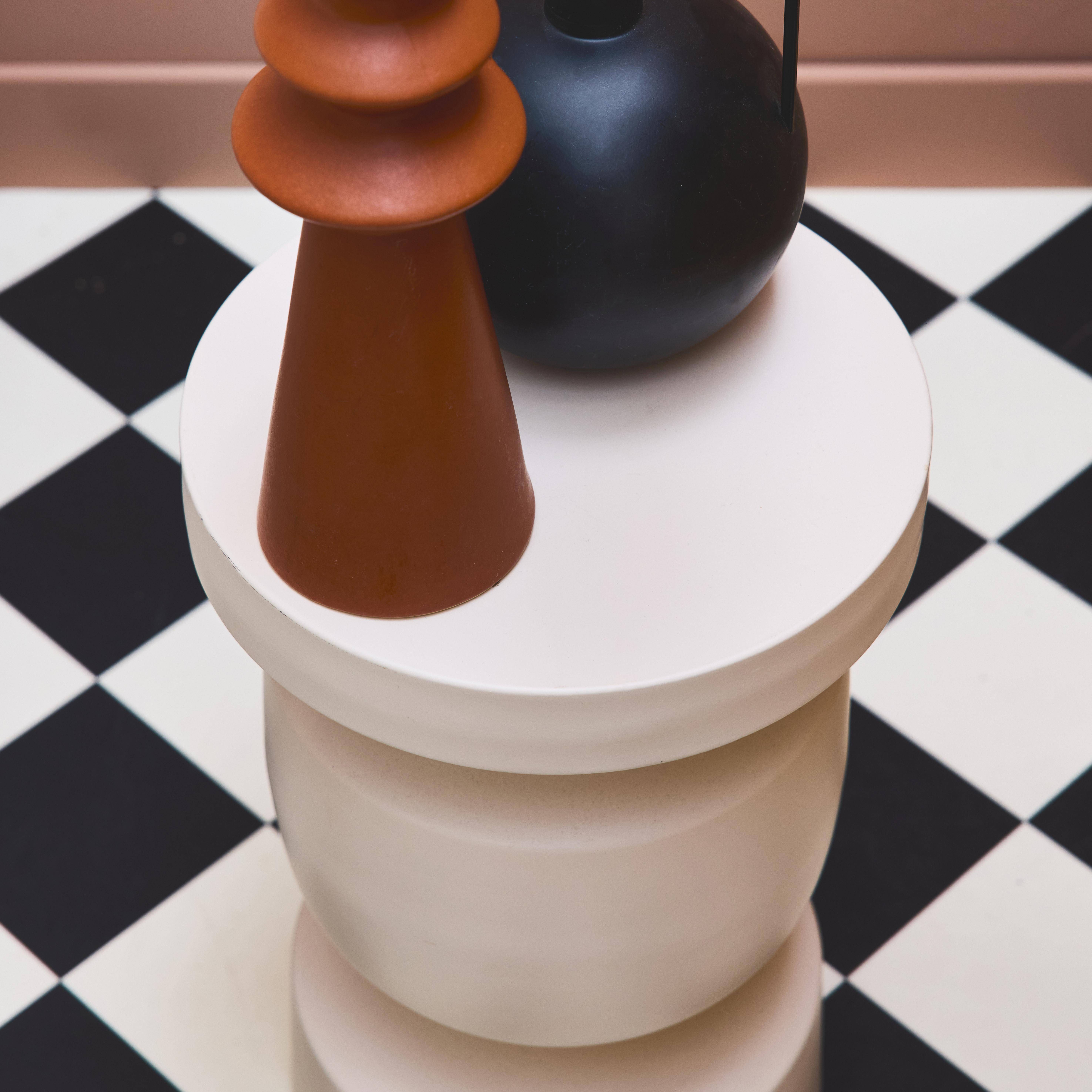 Table d'appoint, bout de canapé, table de chevet en métal coloris crème, Alma, Ø30,5 x H 46,5cm Photo2