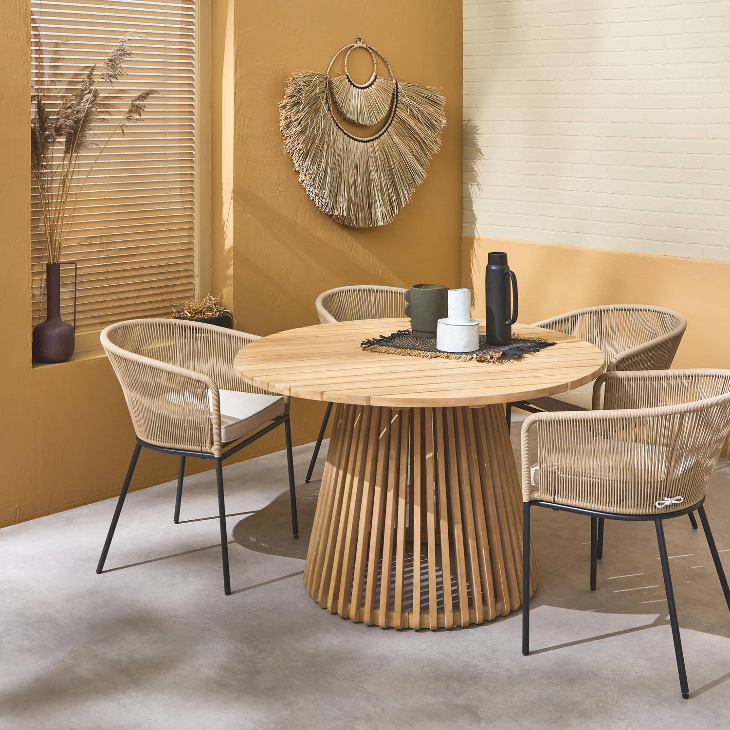 Table à manger bois d'acacia ronde, intérieur / extérieur + 4 fauteuils en corde beige et acier Photo1