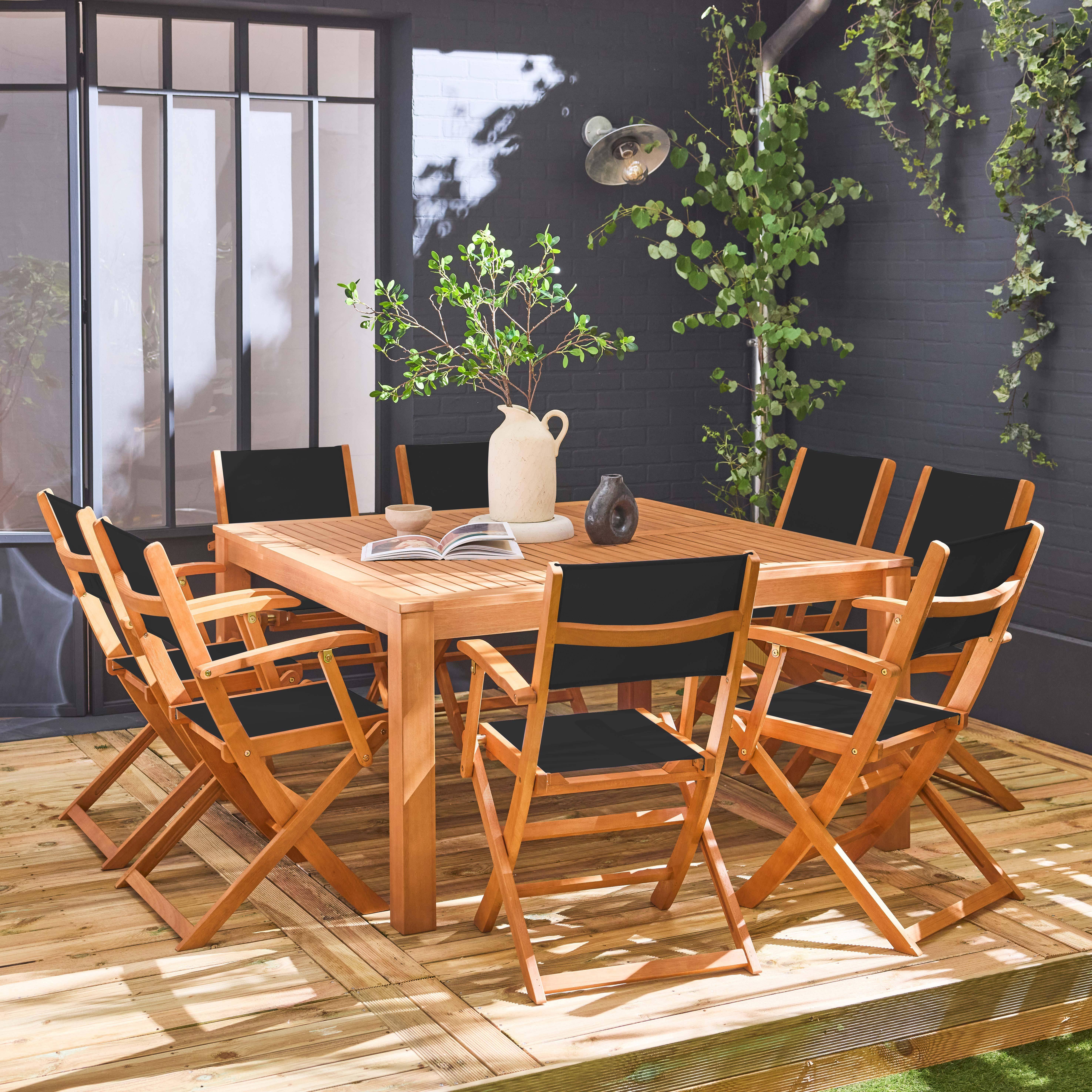 Table de jardin carrée, en bois d'eucalyptus FSC, avec trou de parasol + 8 fauteuils pliables noir Photo1