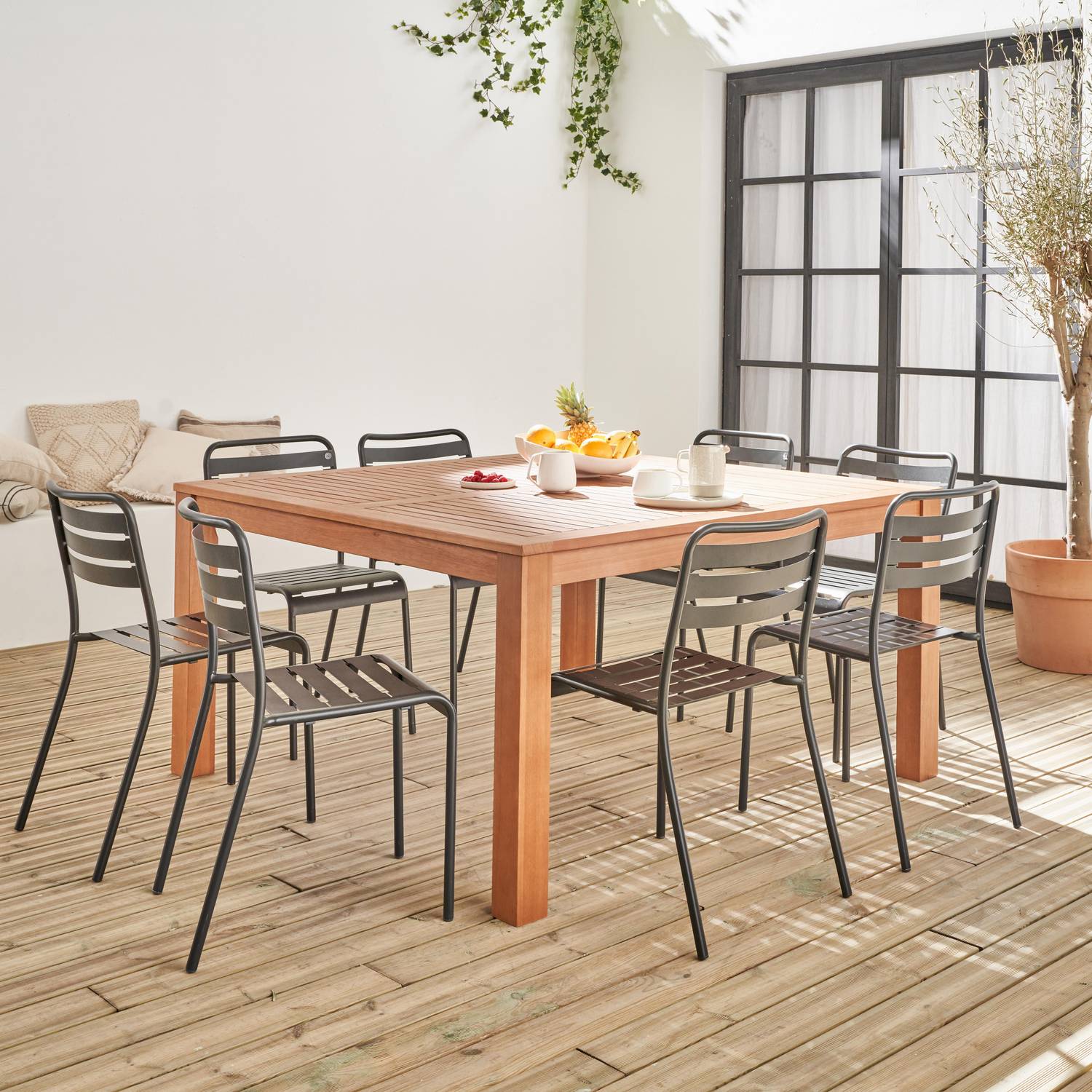 Table de jardin carrée, en bois d'eucalyptus FSC, avec trou de parasol 140 x 140cm + 8 chaises en acier anthracite  Photo2