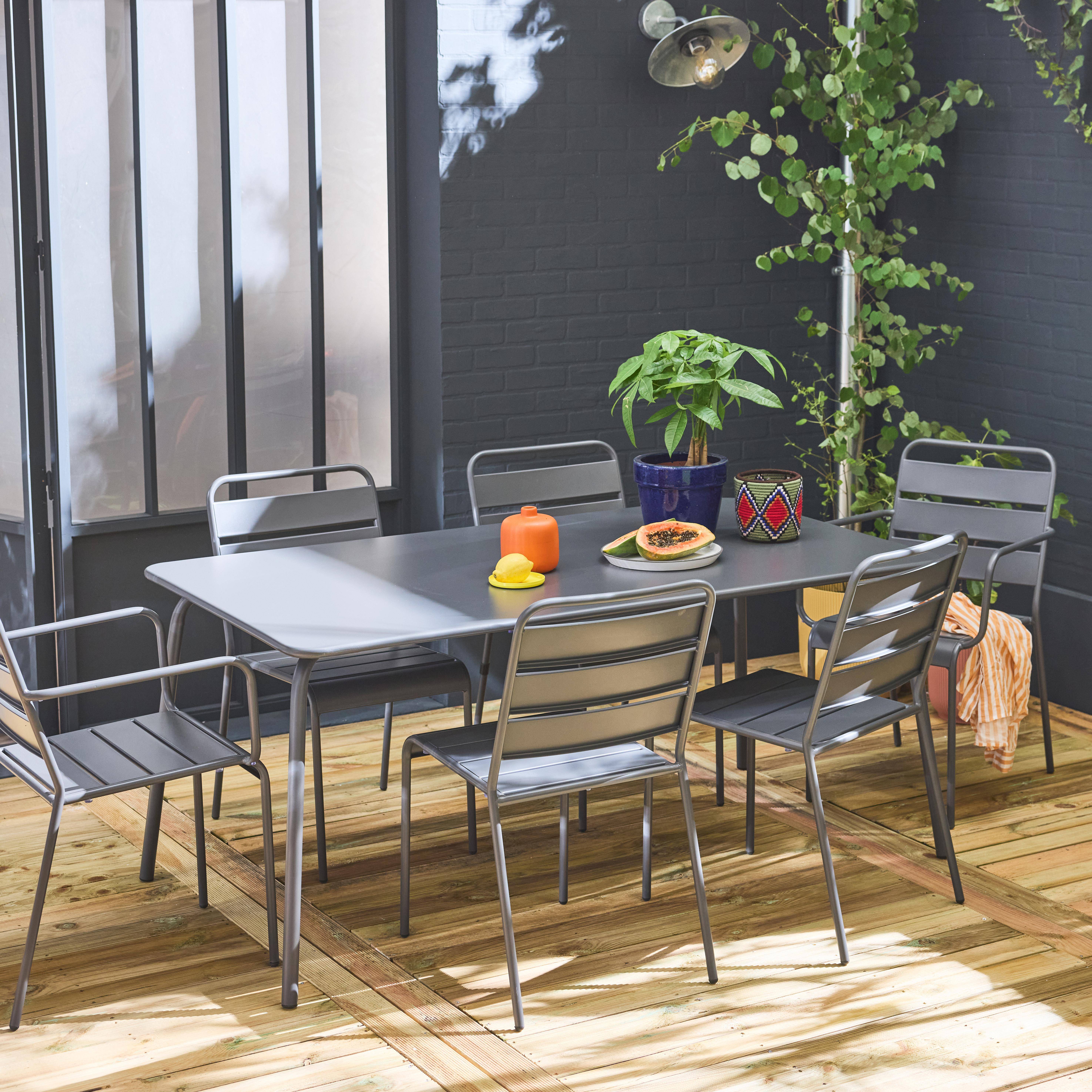 Metalen tuintafel 160x90cm + 4 stapelstoelen en 2 grijze fauteuils Photo1