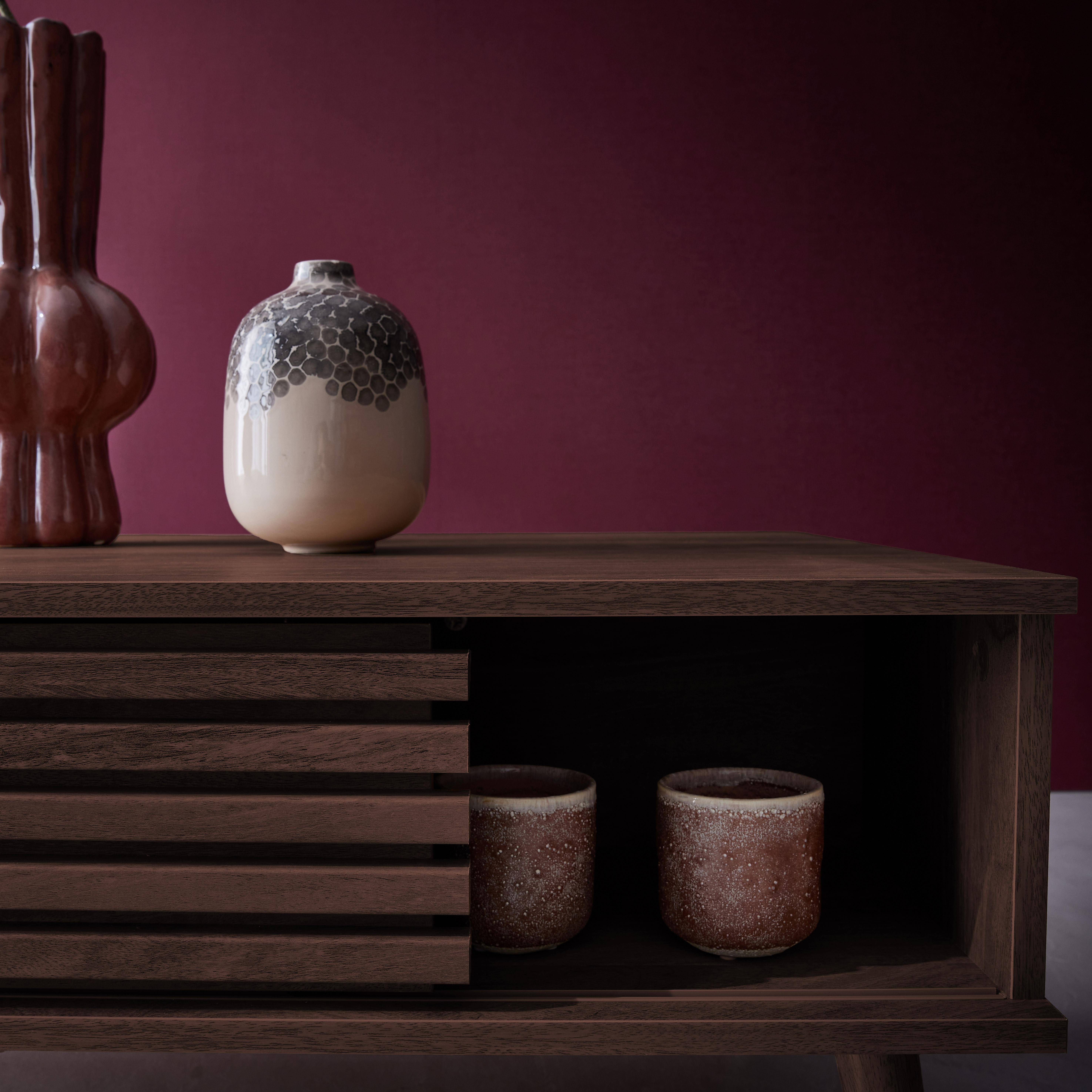 Scandinavische salontafel met schuifdeuren in gegroefd walnootkleurig decor en opbergvakken Photo4