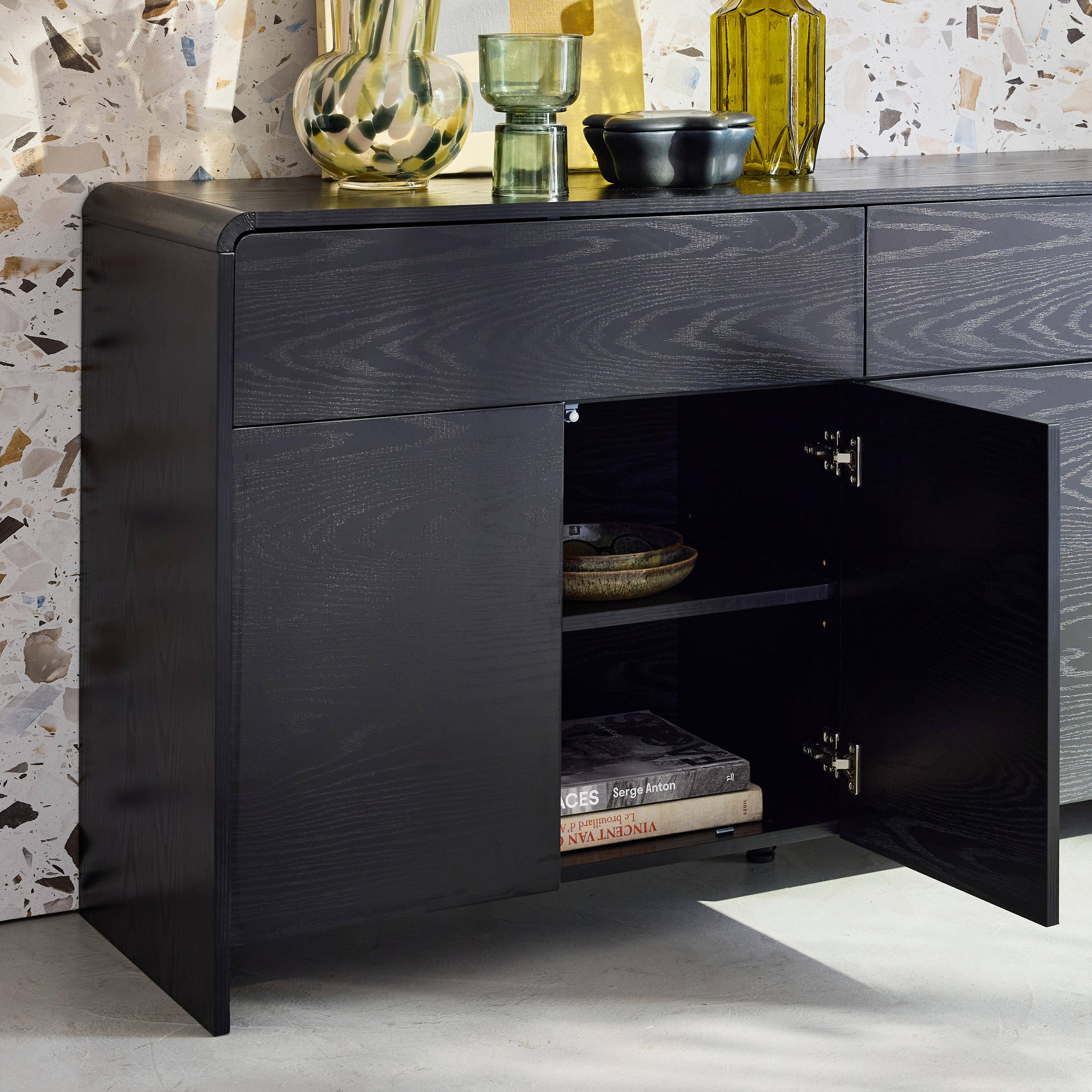 Sideboard mit 2 Schubladen und 4 Türen in schwarzer Holzoptik abgerundet - Milo Photo2