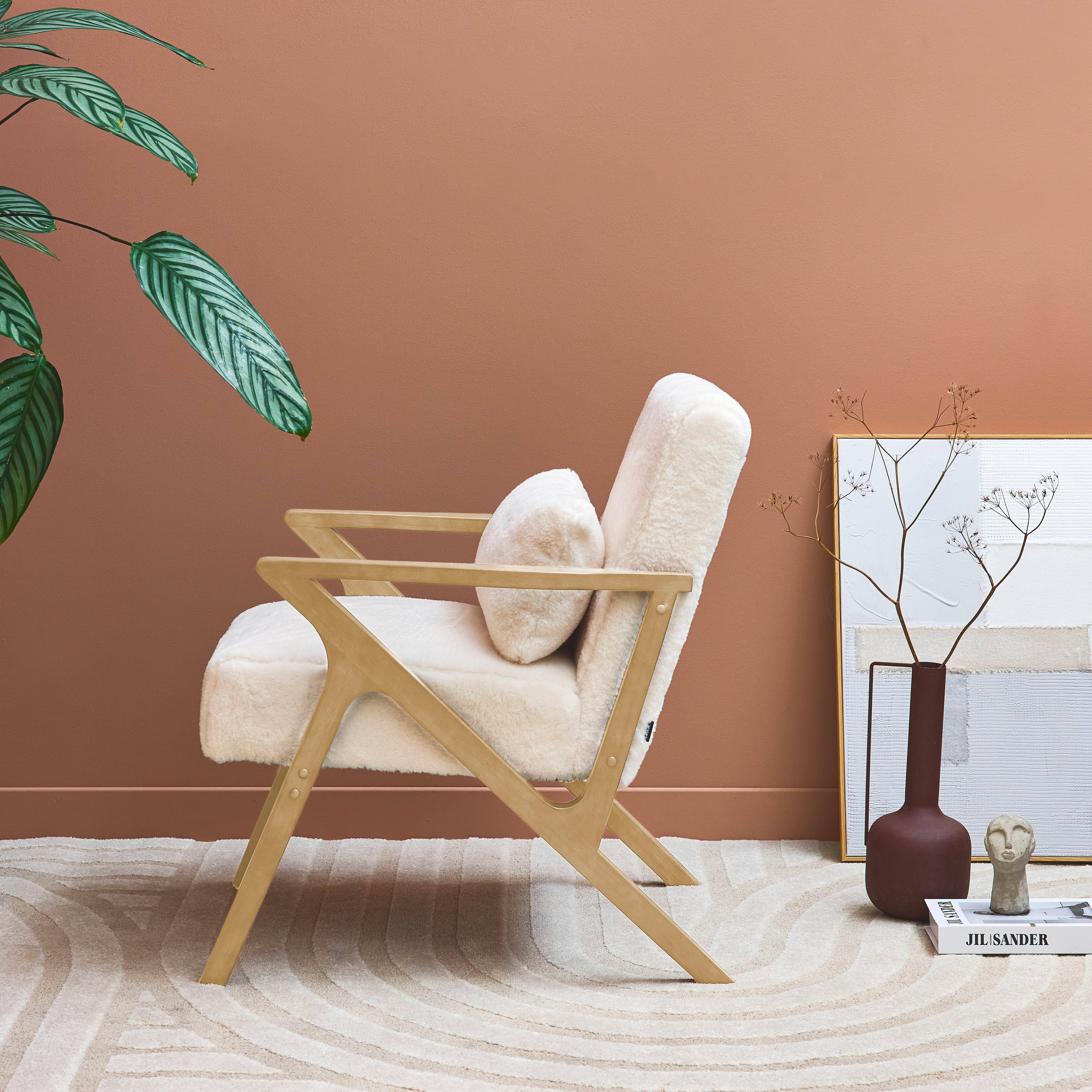 Fauteuil scandinave bois d'hévéa et tissu effet fausse fourrure blanc crème  Photo2