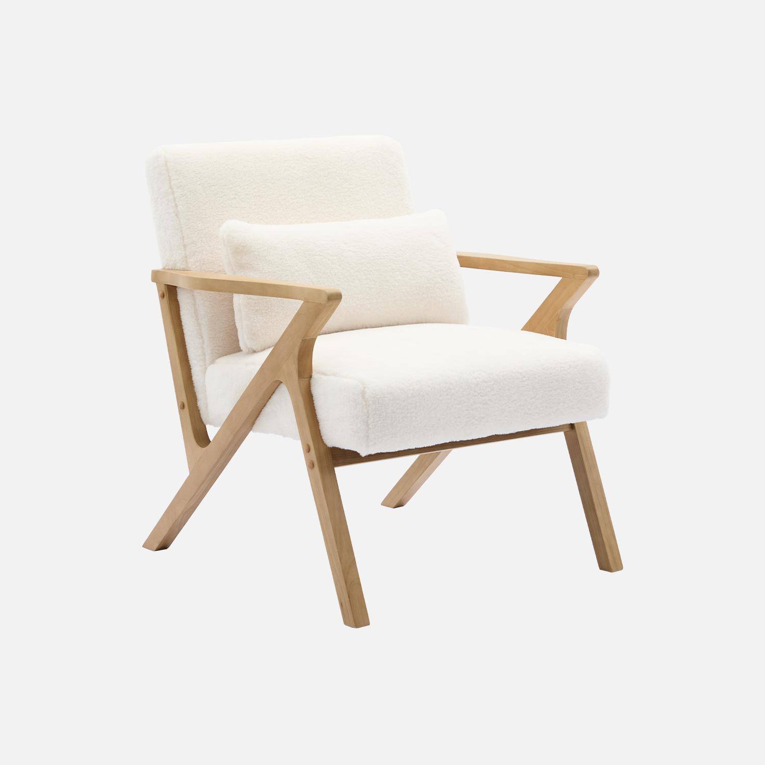 Scandinavische fauteuil in heveahout en roomwitte stof met imitatiebonteffect Photo1