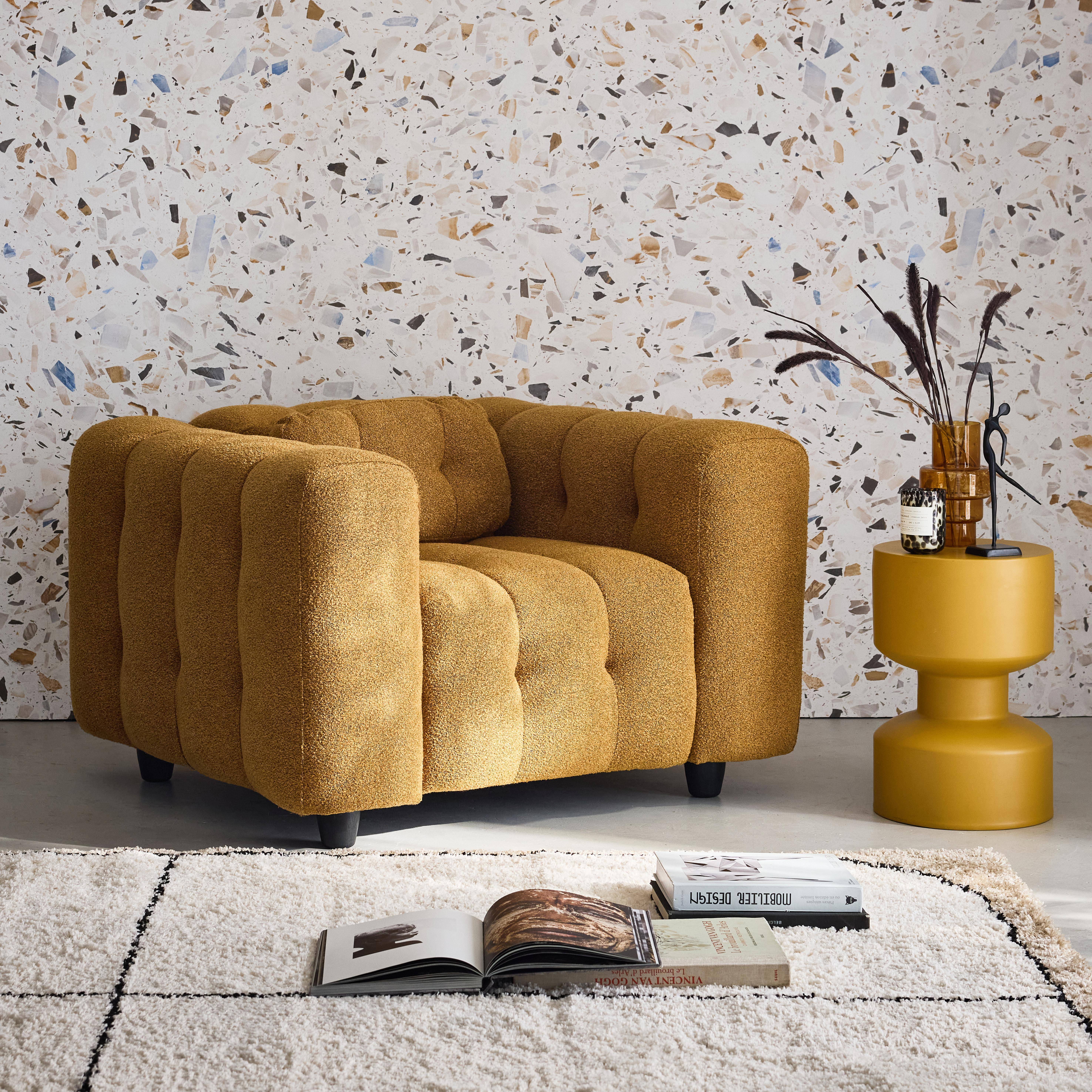 Fauteuil 1 place en bouclette texturée capitonné moutarde structure bois d'eucalyptus et contreplaqué  Photo2