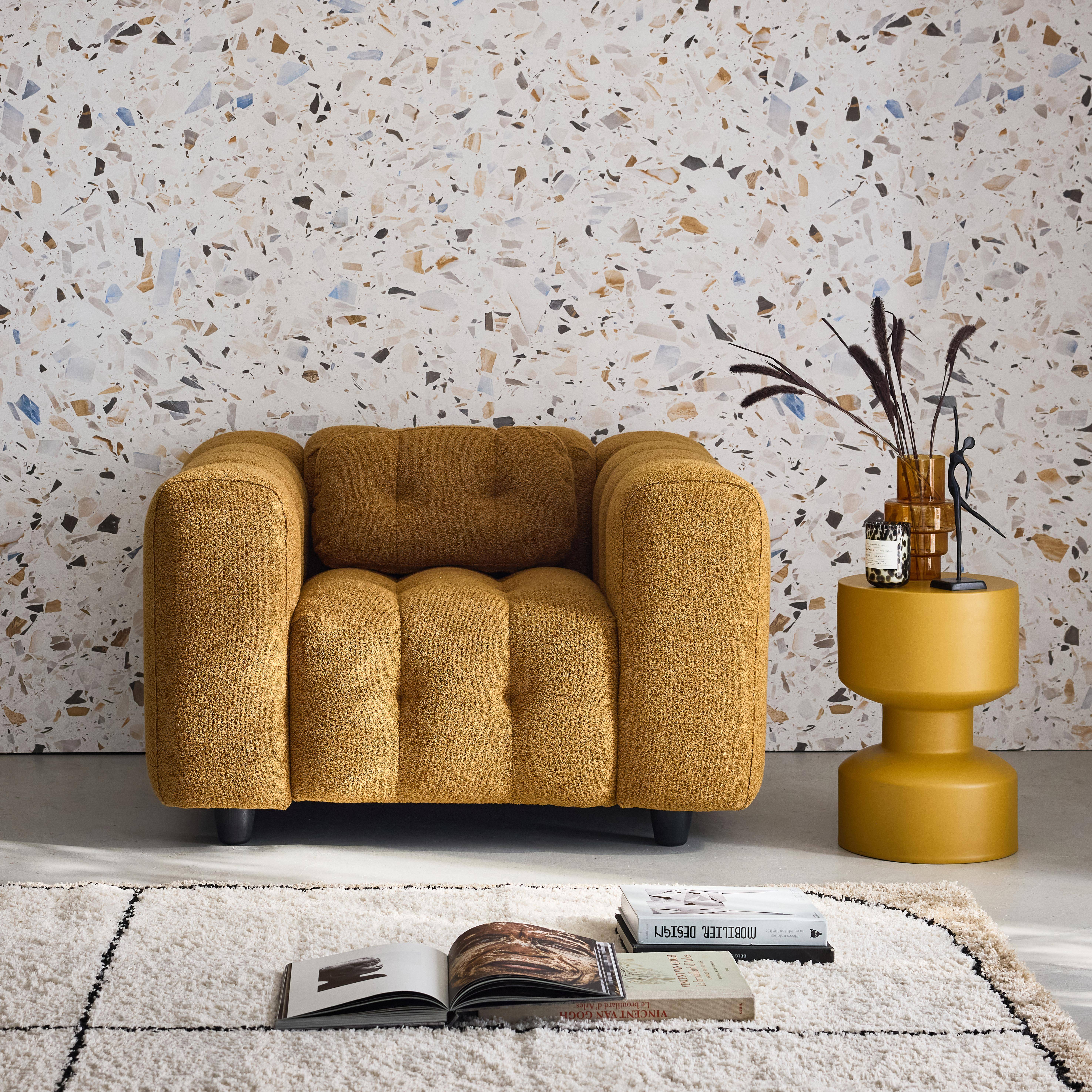 Fauteuil 1 place en bouclette texturée capitonné moutarde structure bois d'eucalyptus et contreplaqué  Photo1