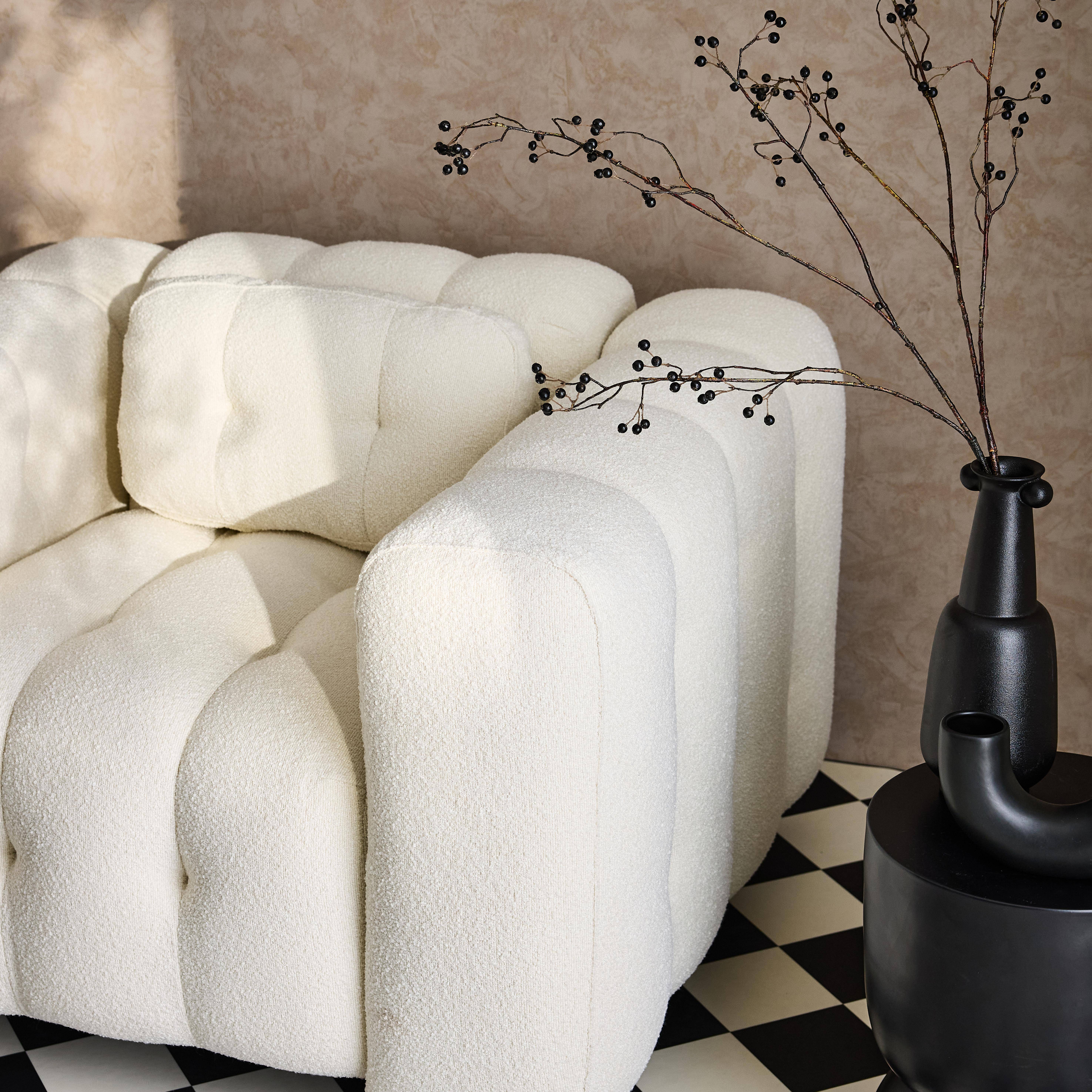 Fauteuil 1 place en bouclette texturée capitonné blanc structure bois d'eucalyptus et contreplaqué  Photo2