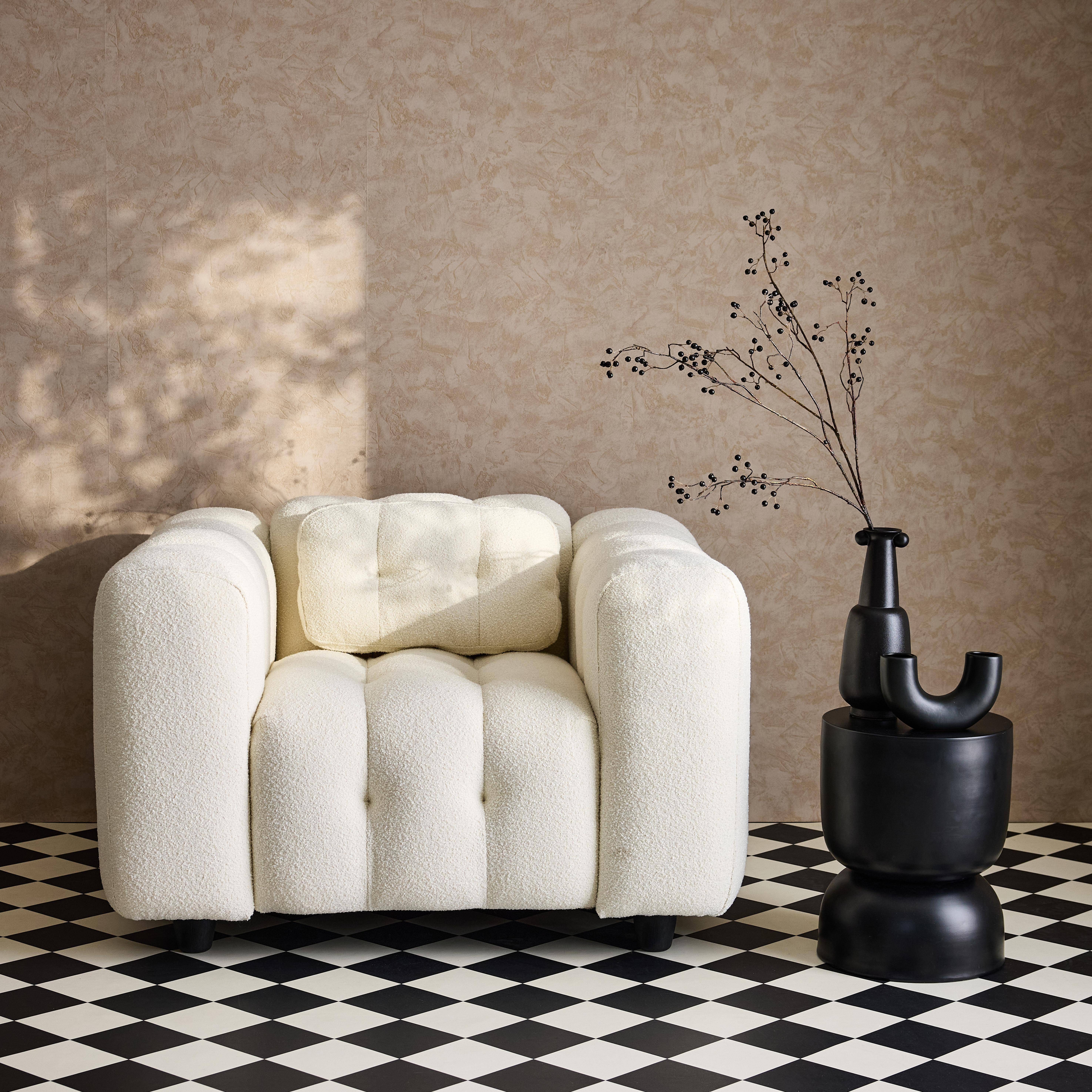 Fauteuil 1 place en bouclette texturée capitonné blanc structure bois d'eucalyptus et contreplaqué  Photo1