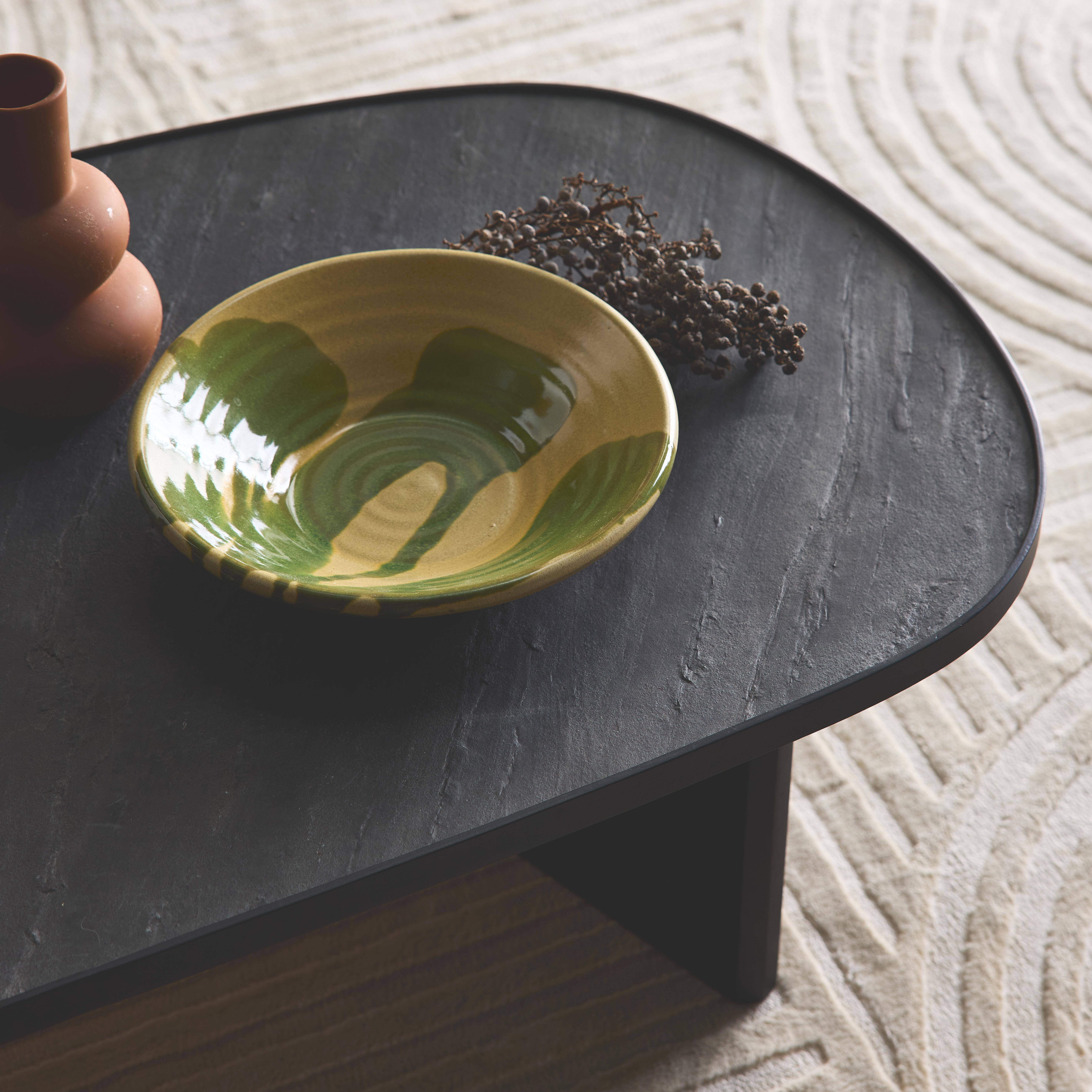 Table basse ovale bois de manguier et placage pierre noire, rebord en métal, L 119,5 x P 60 x H 35cm Photo2