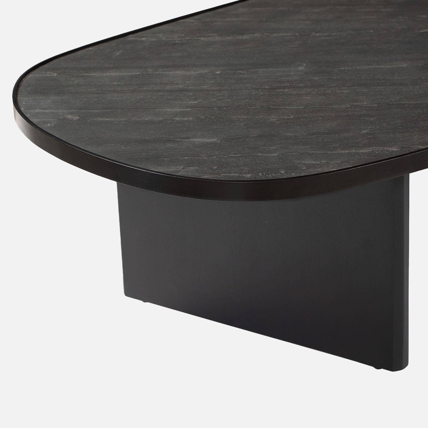 Table basse ovale bois de manguier et placage pierre noire, rebord en métal, L 119,5 x P 60 x H 35cm Photo3