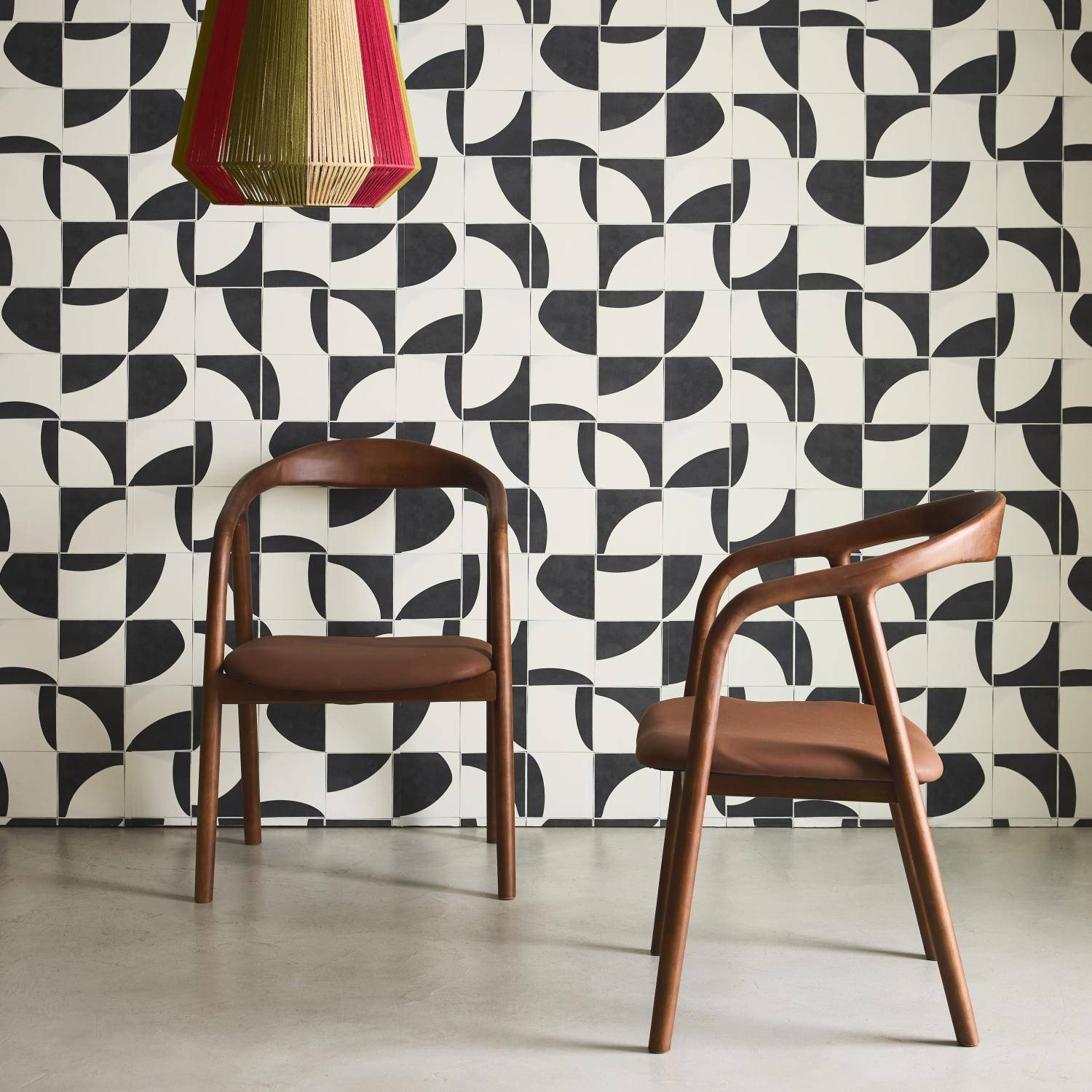 Lot de 2 fauteuils structure bois d'hévéa, assise simili cuir, teinte noyer vintage. L 55 x P 57 x H 79cm. Photo1