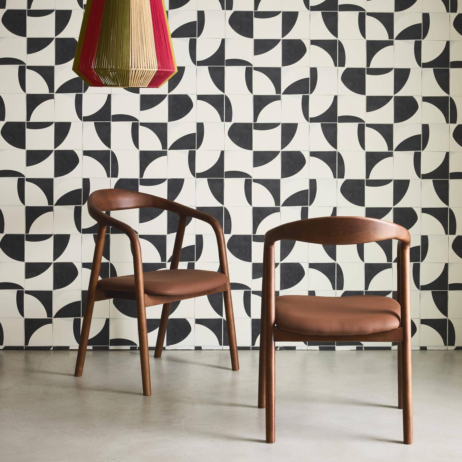 Lot de 2 fauteuils structure bois d'hévéa, assise simili cuir, teinte noyer vintage. L 55 x P 57 x H 79cm. Photo2