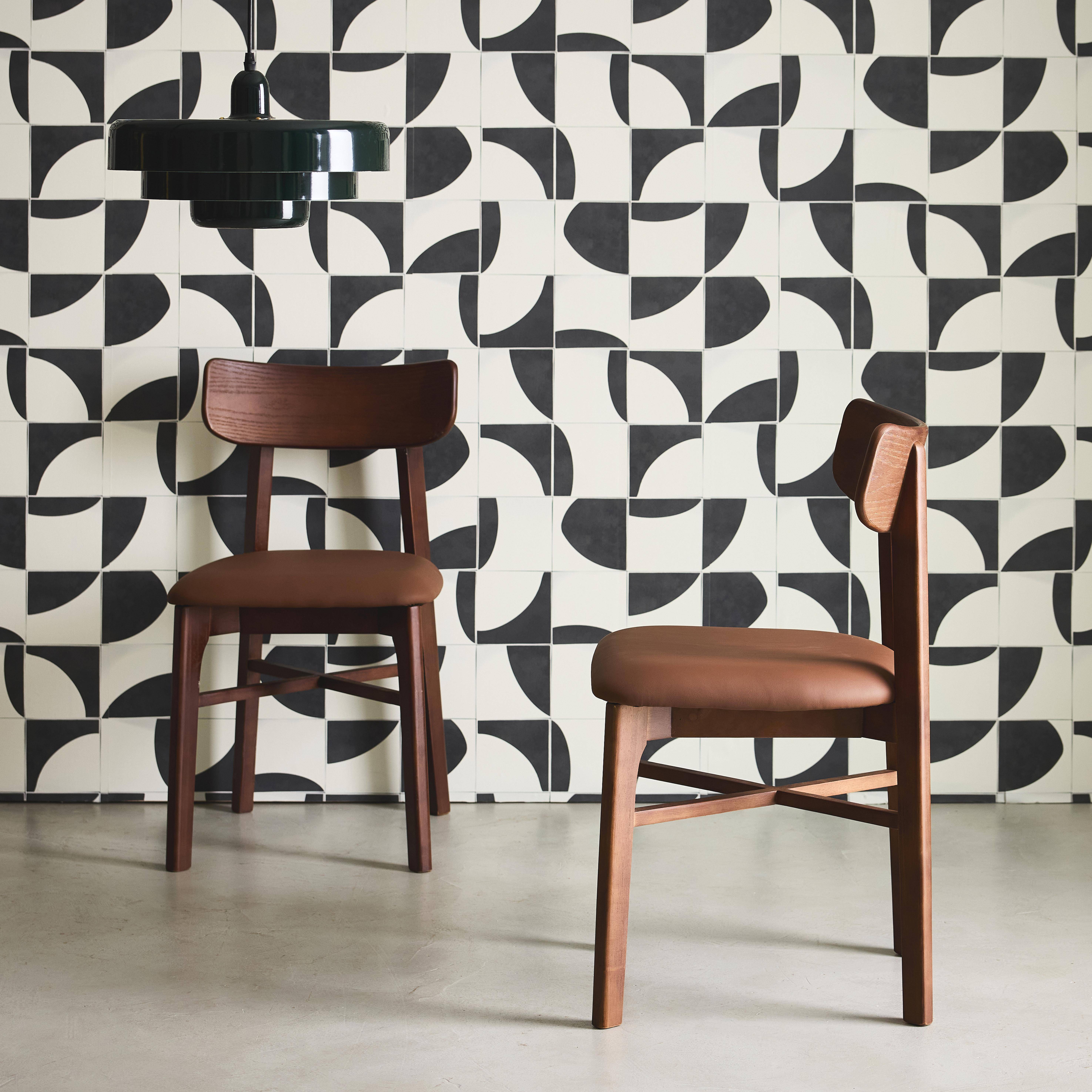 Lot de 2 chaises bois d'hévéa et assise simili cuir marron, vintage, L 43,5 x P 48 x H 81cm  Photo2