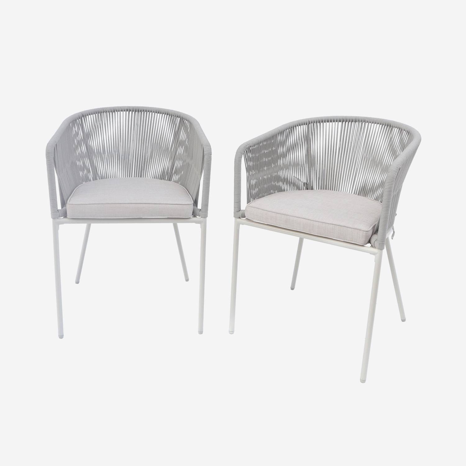 2 tuinstoelen, beige touw, grijze kussens